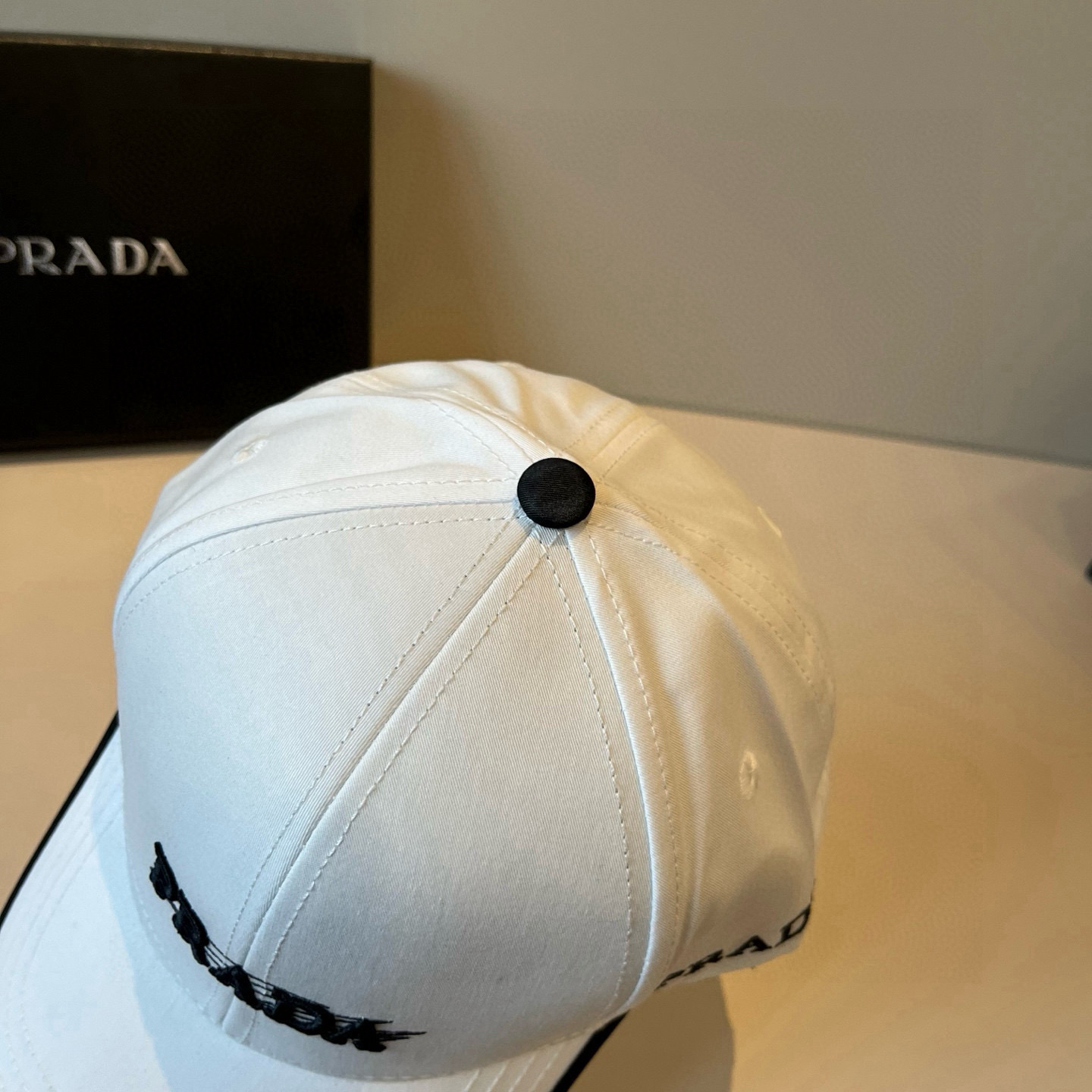 
普拉达 PRADA 新品经典棒球帽 代购版本！时尚潮流，高端做工！非一般的品质，细节看实拍哦