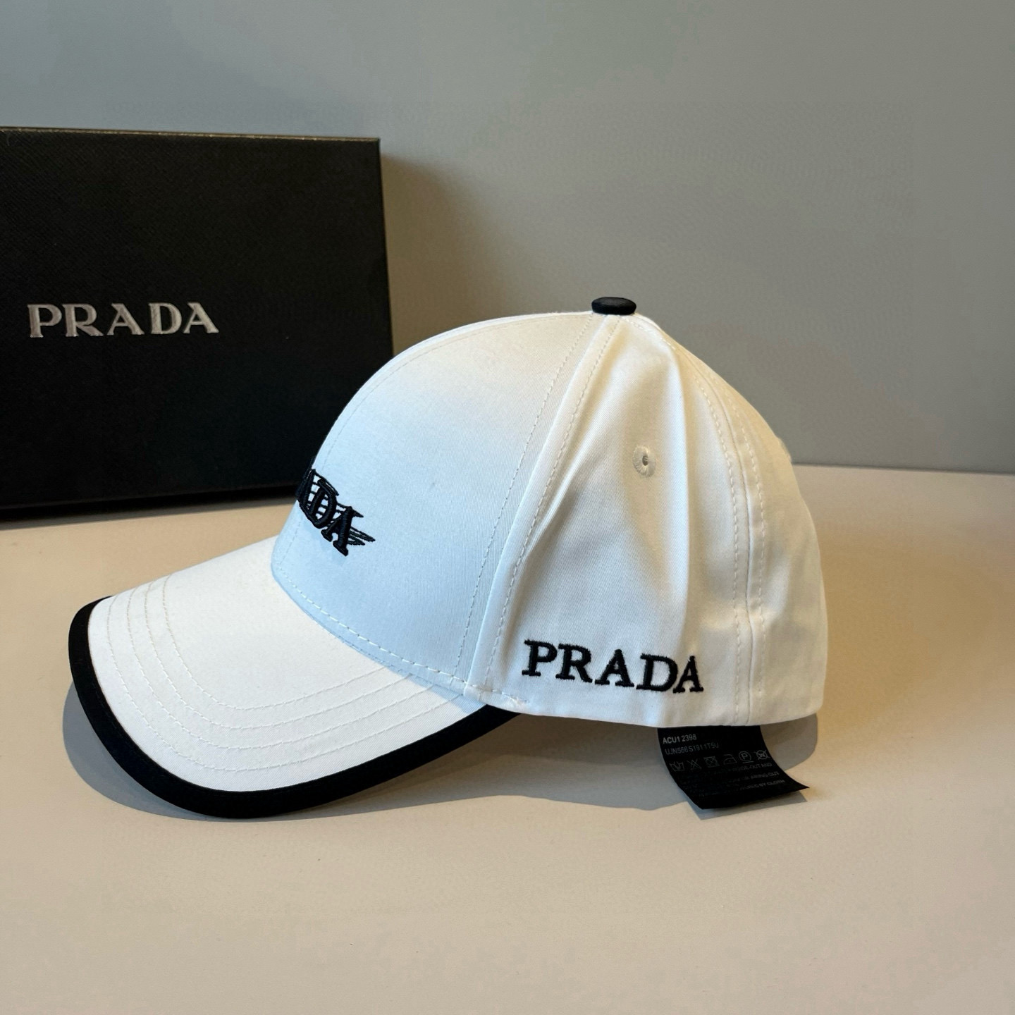 
普拉达 PRADA 新品经典棒球帽 代购版本！时尚潮流，高端做工！非一般的品质，细节看实拍哦
