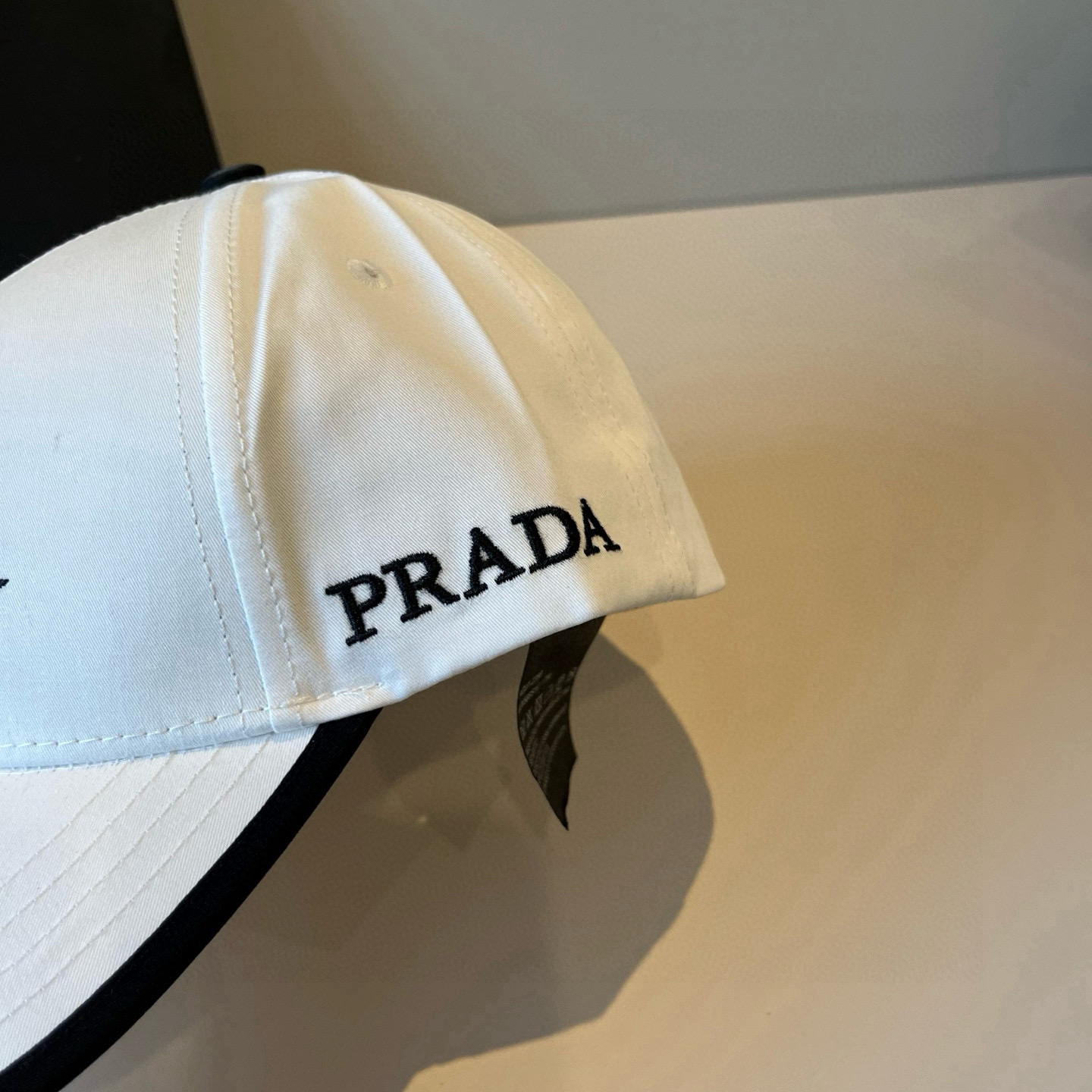 
普拉达 PRADA 新品经典棒球帽 代购版本！时尚潮流，高端做工！非一般的品质，细节看实拍哦