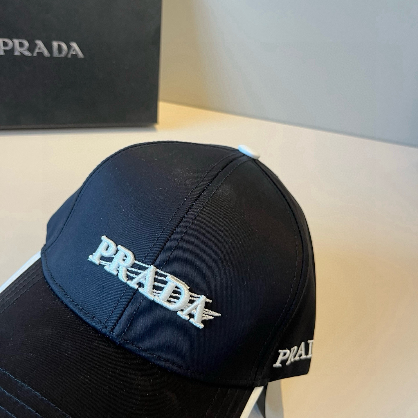 
普拉达 PRADA 新品经典棒球帽 代购版本！时尚潮流，高端做工！非一般的品质，细节看实拍哦
