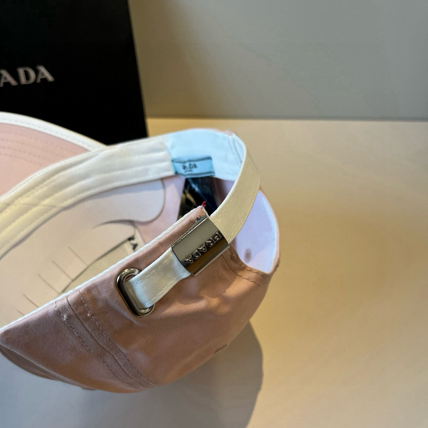 
普拉达 PRADA 新品经典棒球帽 代购版本！时尚潮流，高端做工！非一般的品质，细节看实拍哦