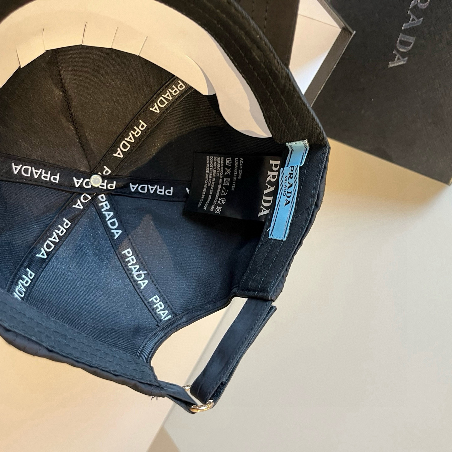 
普拉达 PRADA 新品经典棒球帽 代购版本！时尚潮流，高端做工！非一般的品质，细节看实拍哦