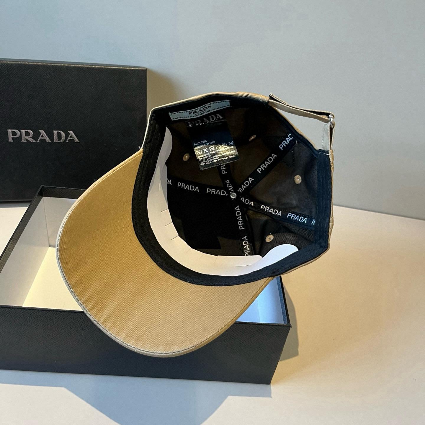 
普拉达 PRADA 新品经典棒球帽 代购版本！时尚潮流，高端做工！非一般的品质，细节看实拍哦