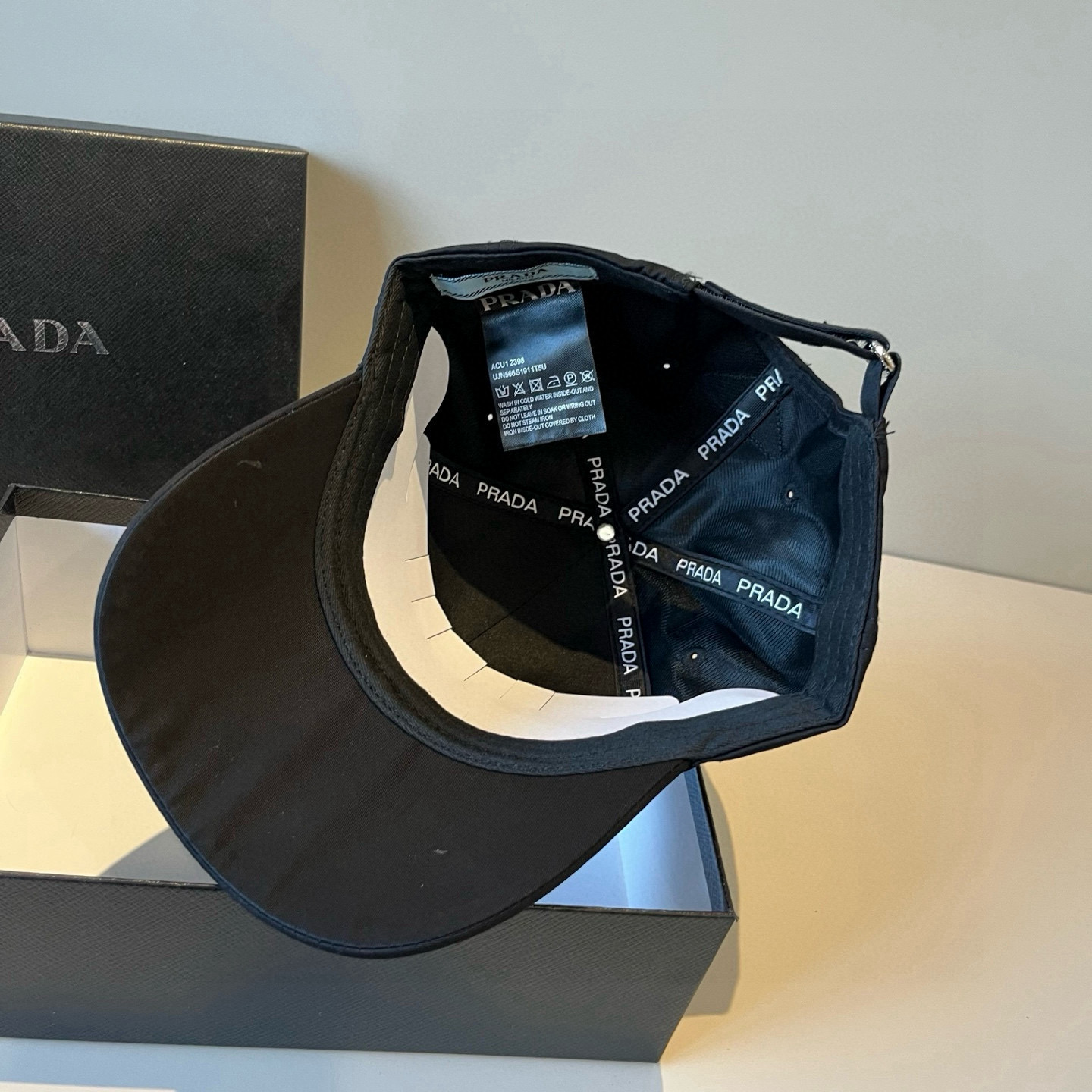 
普拉达 PRADA 新品经典棒球帽 代购版本！时尚潮流，高端做工！非一般的品质，细节看实拍哦