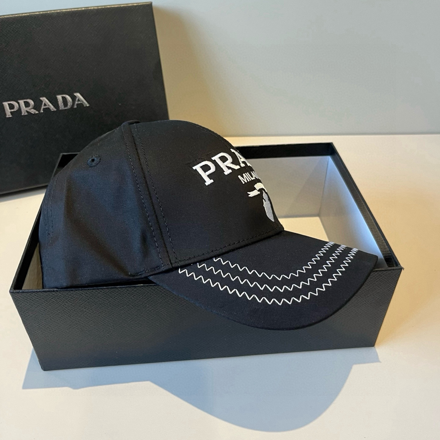 
普拉达 PRADA 新品经典棒球帽 代购版本！时尚潮流，高端做工！非一般的品质，细节看实拍哦