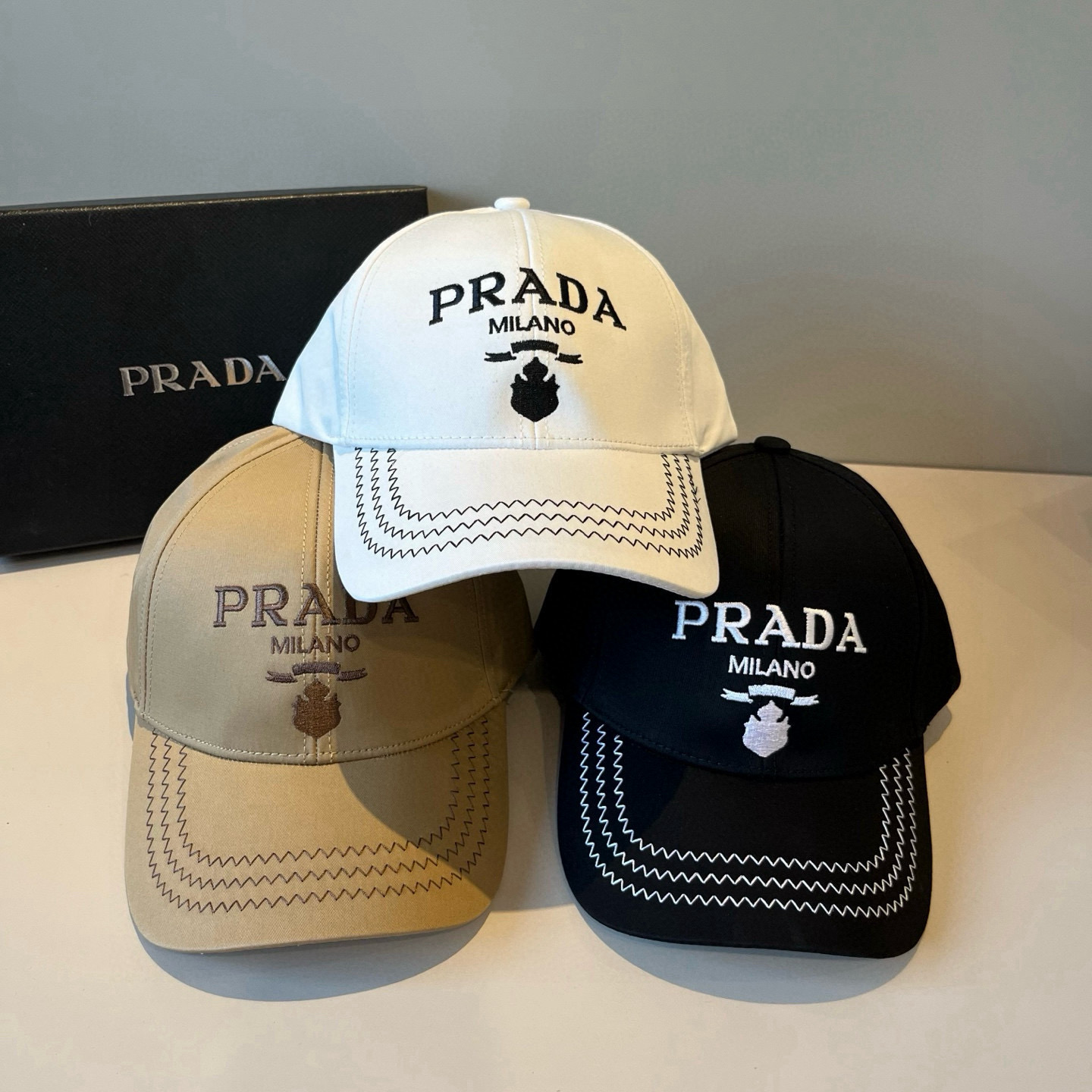 
普拉达 PRADA 新品经典棒球帽 代购版本！时尚潮流，高端做工！非一般的品质，细节看实拍哦