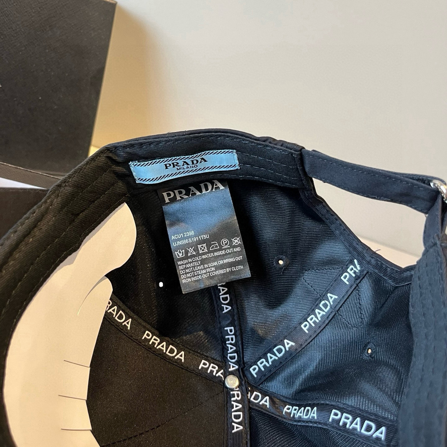 
普拉达 PRADA 新品经典棒球帽 代购版本！时尚潮流，高端做工！非一般的品质，细节看实拍哦