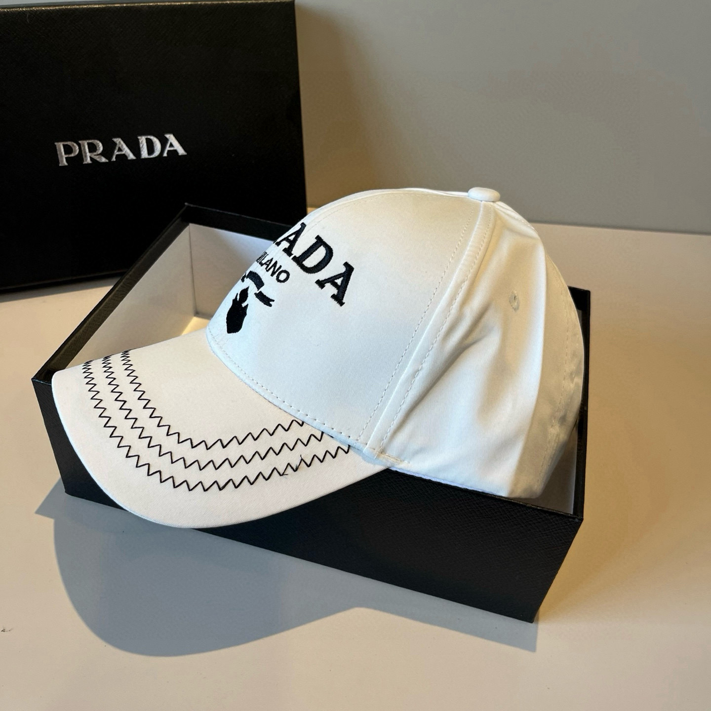 
普拉达 PRADA 新品经典棒球帽 代购版本！时尚潮流，高端做工！非一般的品质，细节看实拍哦