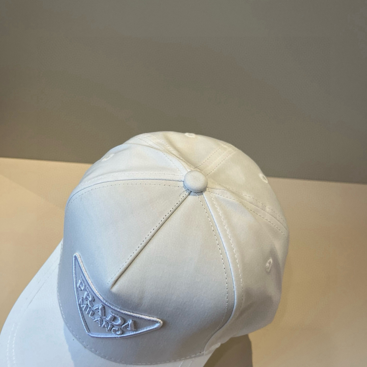 
普拉达 PRADA 新品经典棒球帽 代购版本！时尚潮流，高端做工！非一般的品质，细节看实拍哦