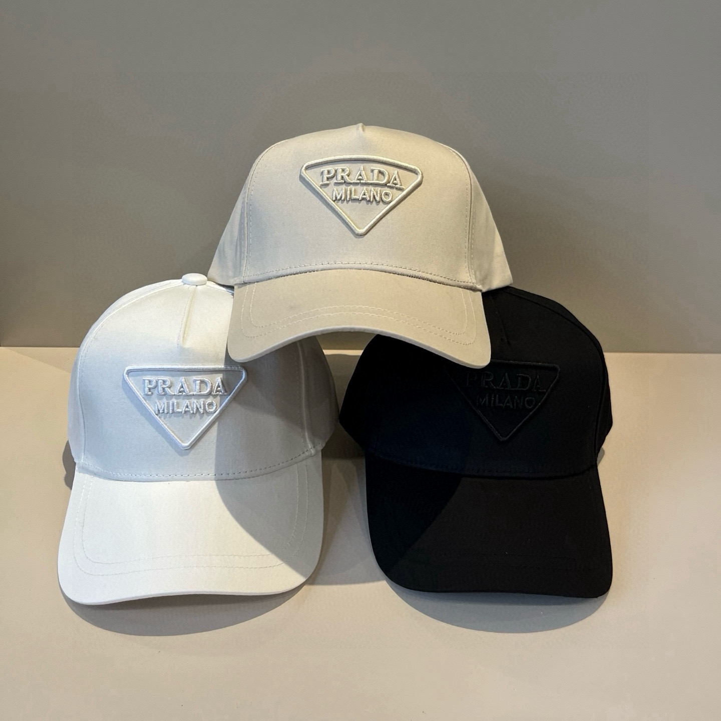 
普拉达 PRADA 新品经典棒球帽 代购版本！时尚潮流，高端做工！非一般的品质，细节看实拍哦