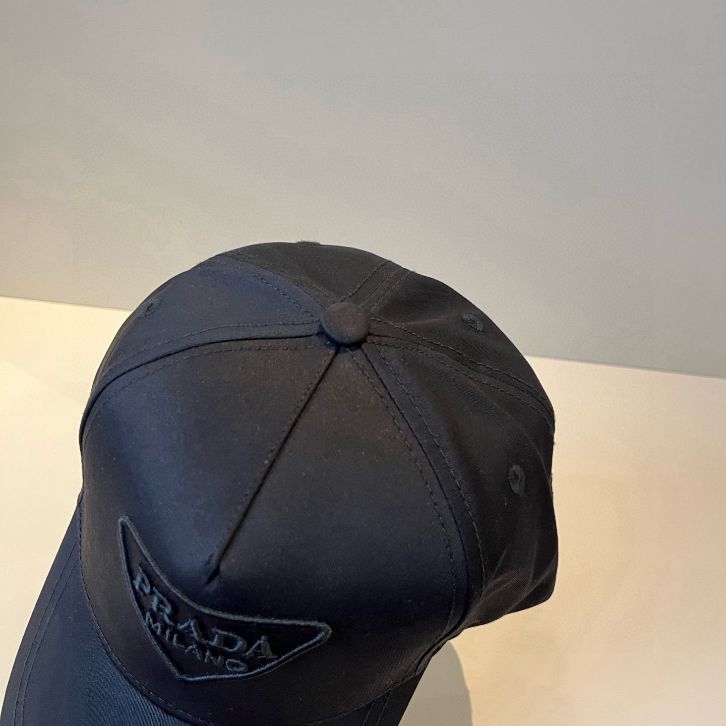 
普拉达 PRADA 新品经典棒球帽 代购版本！时尚潮流，高端做工！非一般的品质，细节看实拍哦