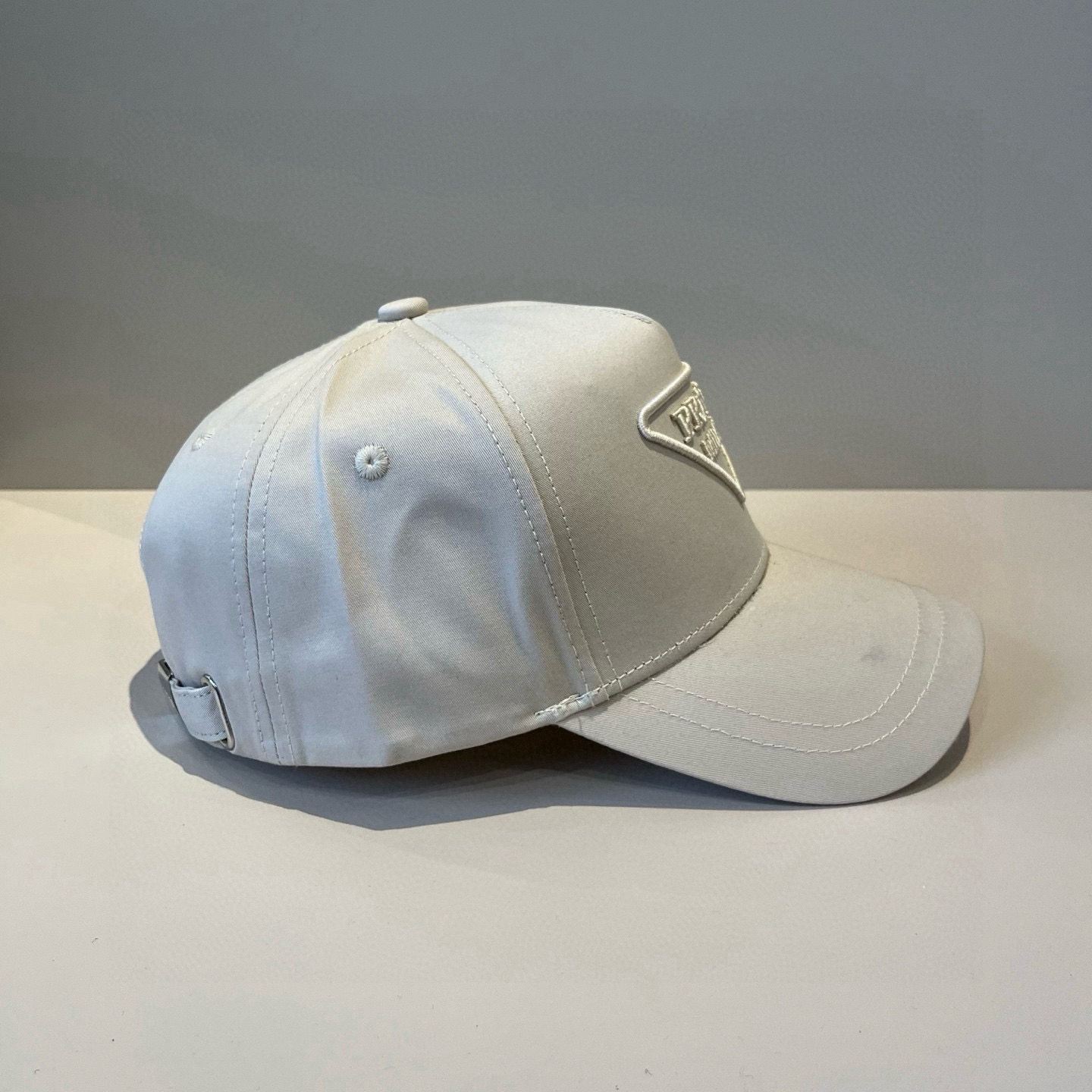 
普拉达 PRADA 新品经典棒球帽 代购版本！时尚潮流，高端做工！非一般的品质，细节看实拍哦