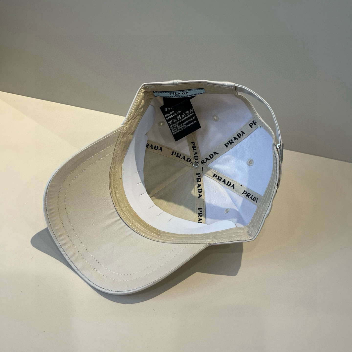 
普拉达 PRADA 新品经典棒球帽 代购版本！时尚潮流，高端做工！非一般的品质，细节看实拍哦