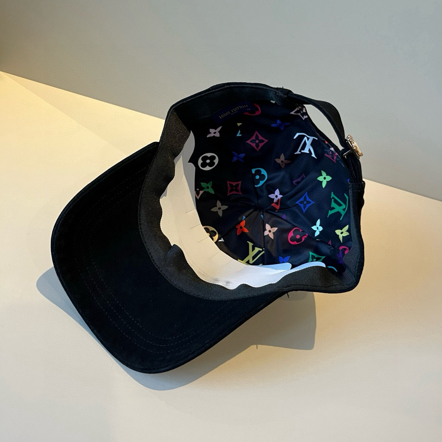 🧢路易威登棒球帽 LouisVuitton😍新款LV棒球帽，重工打造♥️高端大气，百搭款🤗男女通用！跑量