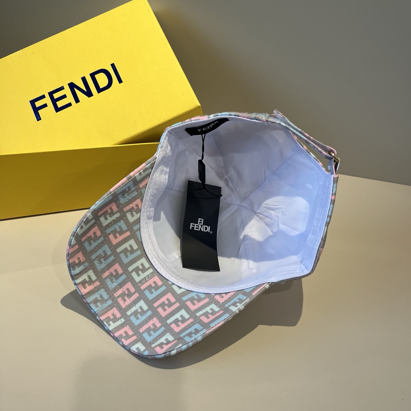  FENDI芬迪 老花系列棒球帽🧢 经典FF中古单品，气质穿搭单品，质量杠杠👍