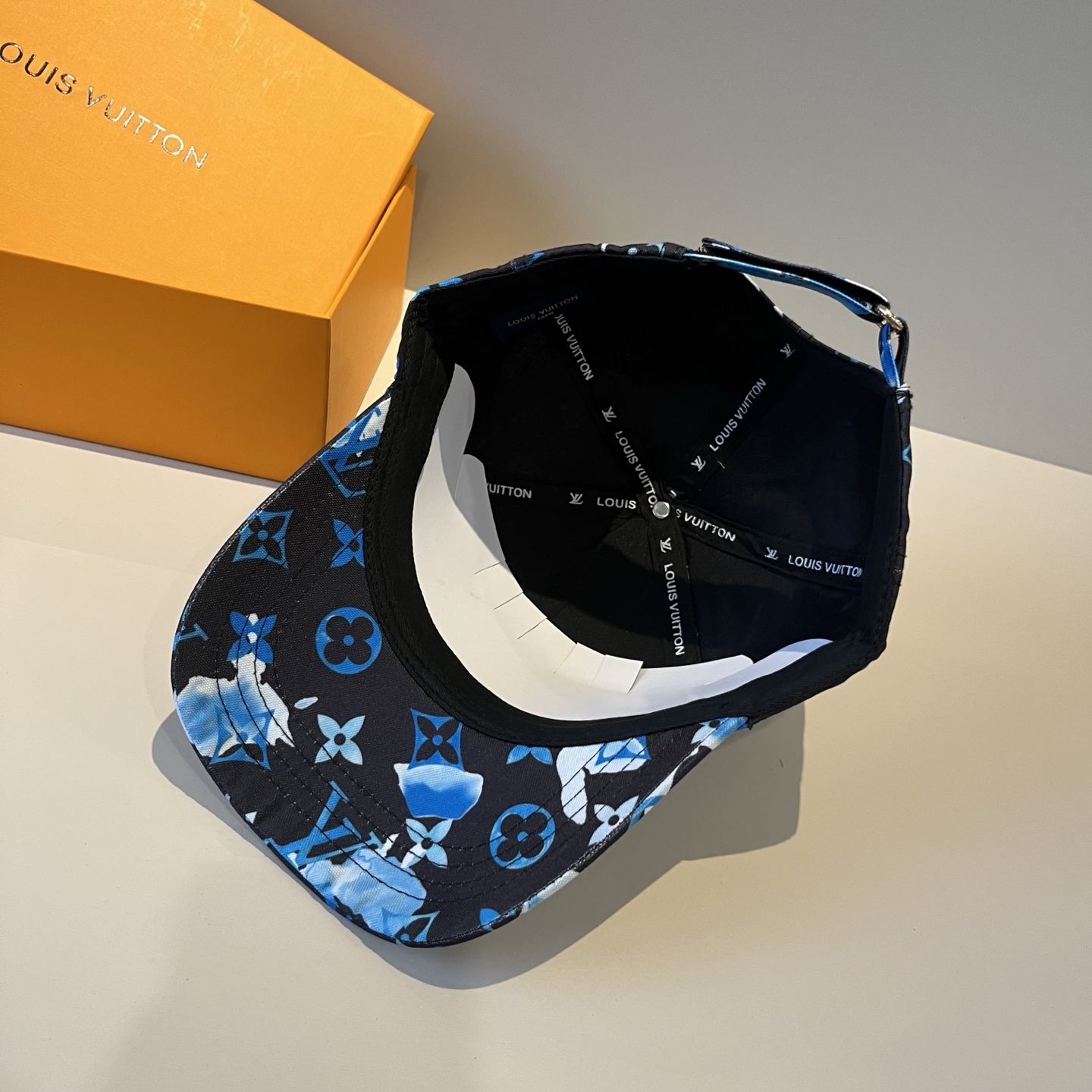 🧢路易威登棒球帽 LouisVuitton😍新款LV棒球帽，重工打造♥️高端大气，百搭款🤗男女通用！跑量