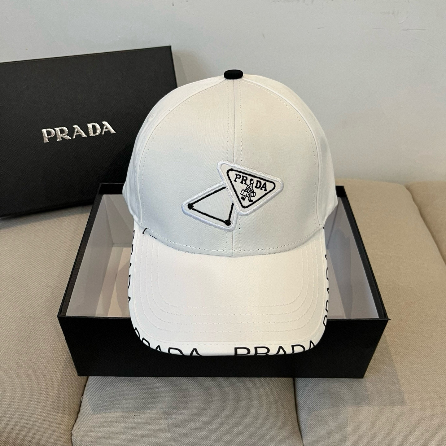 NO:356715,Prada PRADA new classic baseball cap purchase version!  Fashion trend, high-end workmanship!  Extraordinary quality, look at the details of the real shot, hat, straw hat, fisherman hat, baseball hat, hat, prada, prada, espadrilles, hats普拉达 PRADA 新品经典棒球帽 代购版本！时尚潮流,高端做工！非一般的品质,细节看实拍哦帽子草帽渔夫帽棒球帽,帽子,prada,prada,espadrilles,hats,hat