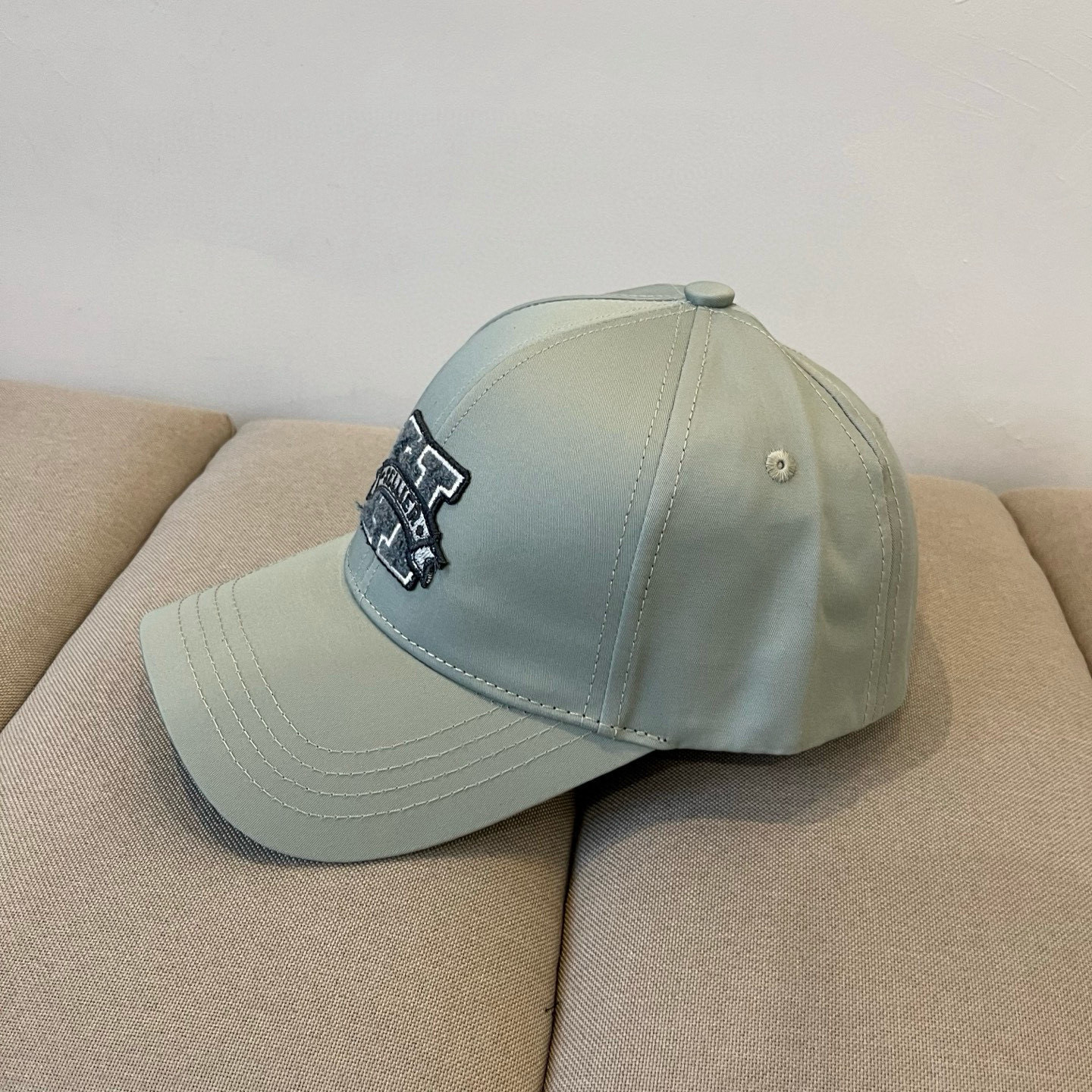  爱马仕Hermes 官网新品经典款 棒球帽🎩 原单品质 火爆来袭。 工艺非常精美爱心 高档大气上档次 