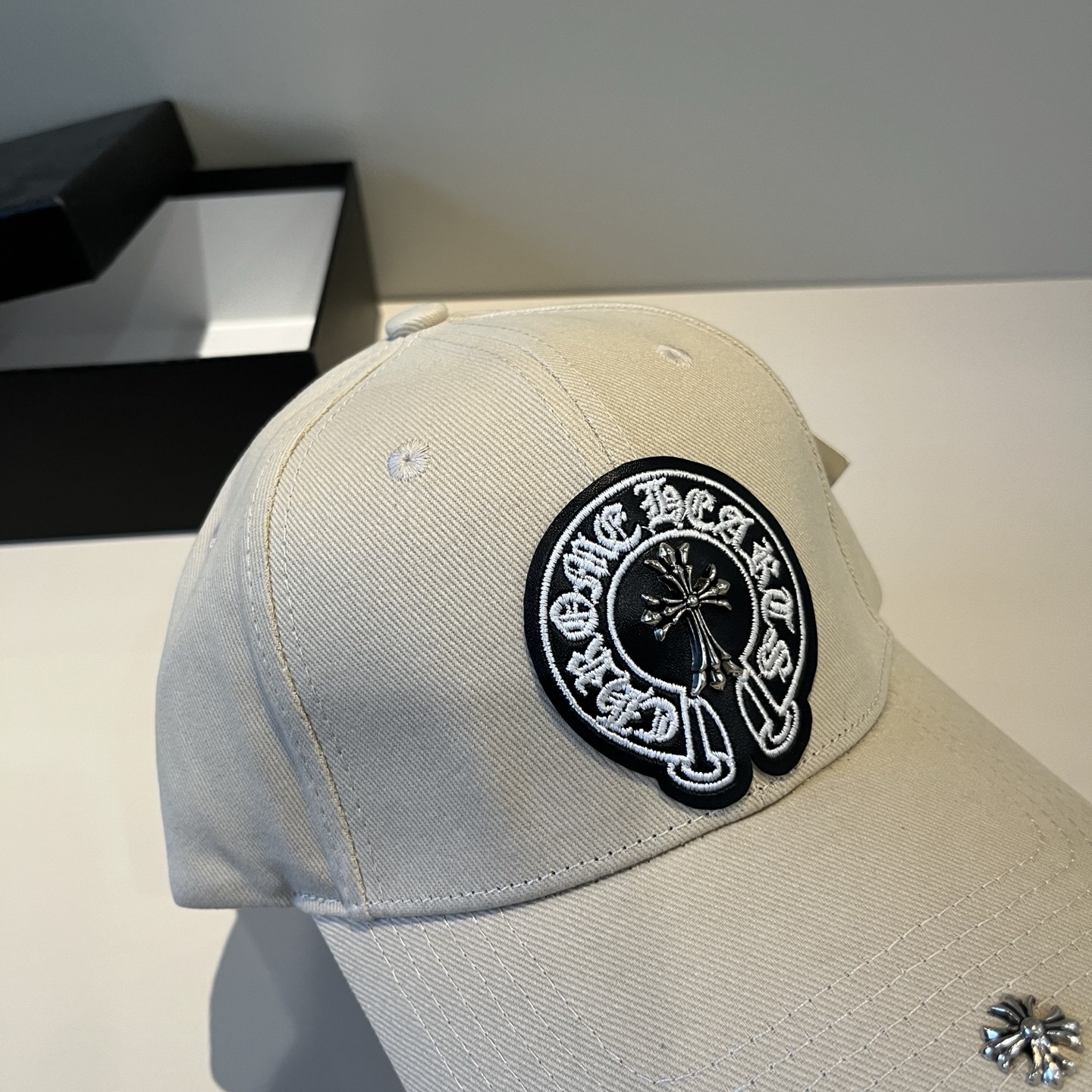  克罗心最新时尚前卫的休闲设计风格，戴上头就是这样好看看哦，做工精细，男女同款！