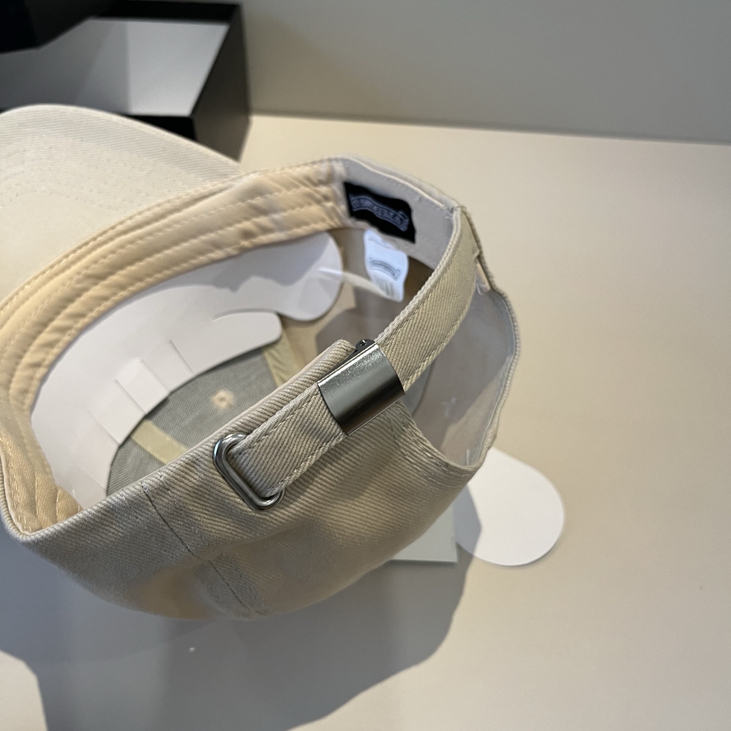  克罗心最新时尚前卫的休闲设计风格，戴上头就是这样好看看哦，做工精细，男女同款！