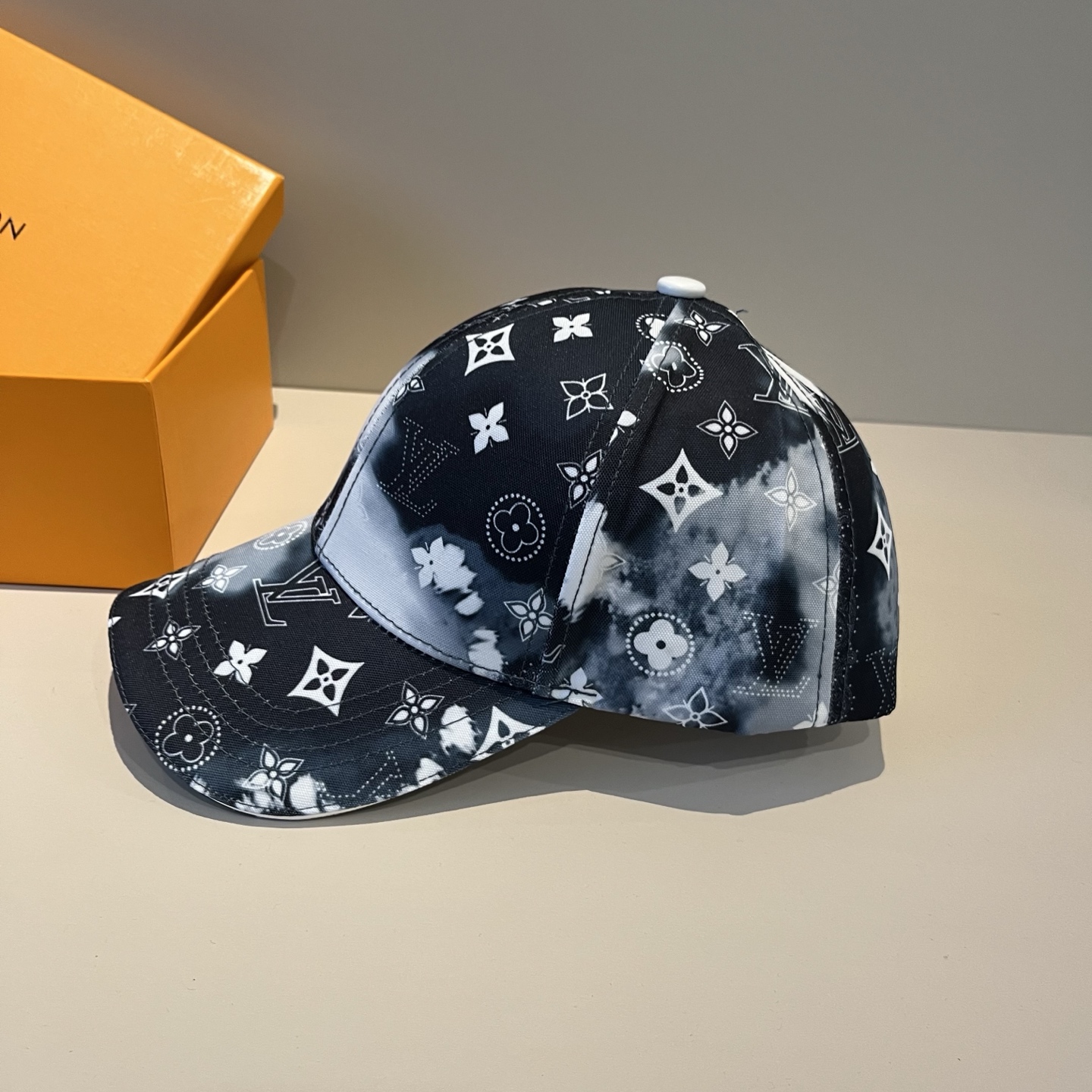 🧢路易威登棒球帽 LouisVuitton😍新款LV棒球帽，重工打造♥️高端大气，百搭款🤗男女通用！跑量