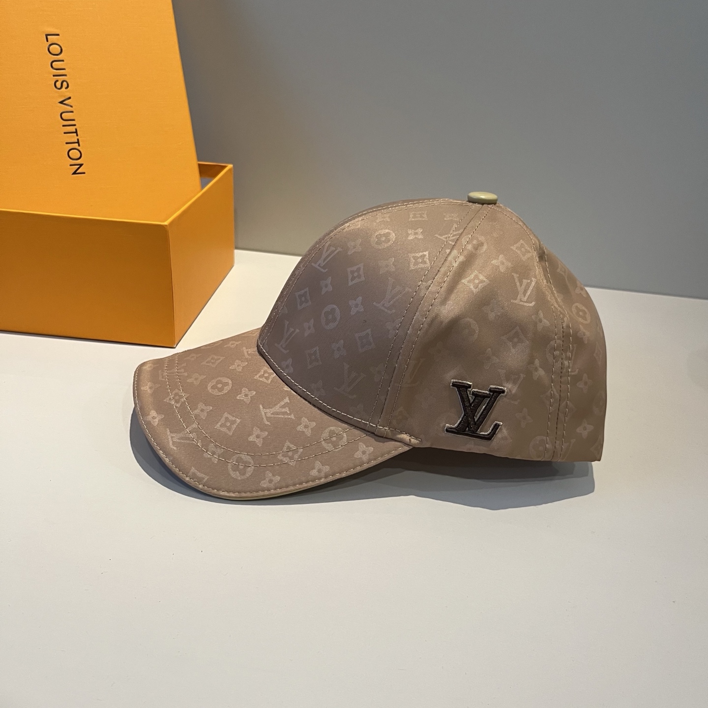 🧢路易威登棒球帽 LouisVuitton😍新款LV棒球帽，重工打造♥️高端大气，百搭款🤗男女通用！跑量