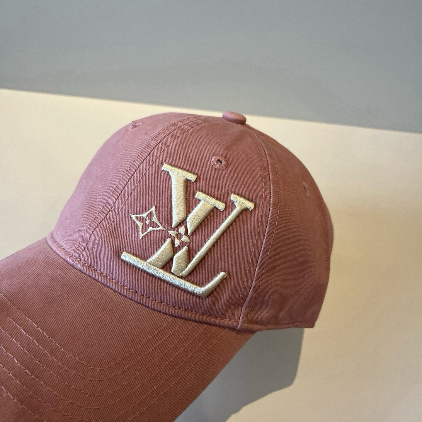 🧢路易威登棒球帽 LouisVuitton😍新款LV棒球帽，重工打造♥️高端大气，百搭款🤗男女通用！跑量