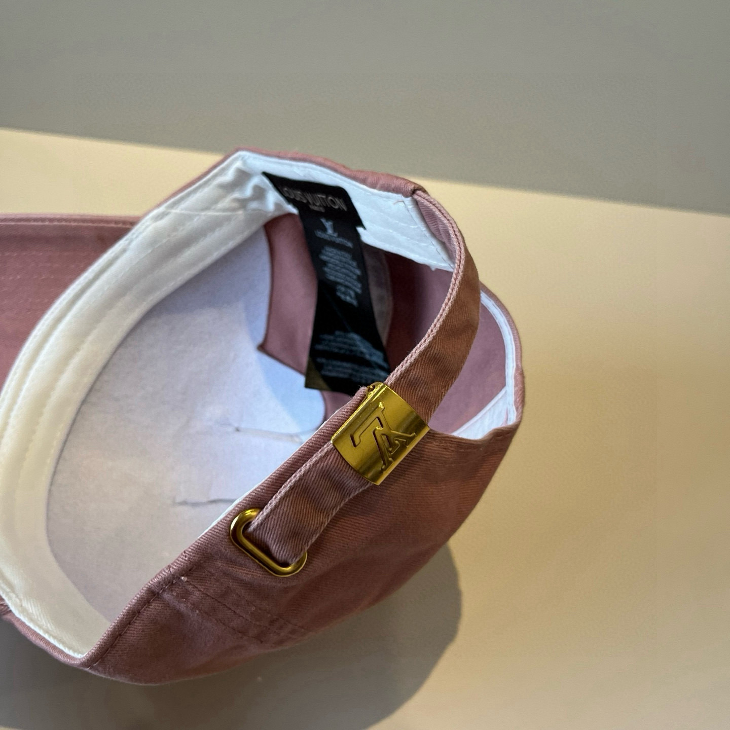 🧢路易威登棒球帽 LouisVuitton😍新款LV棒球帽，重工打造♥️高端大气，百搭款🤗男女通用！跑量