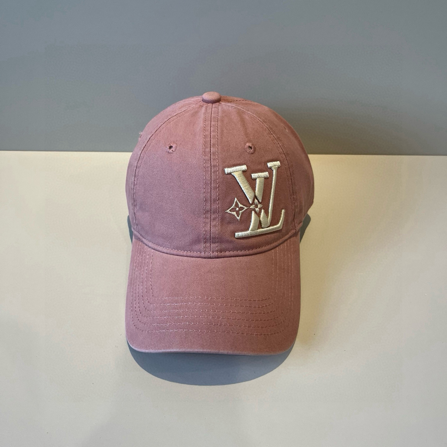 🧢路易威登棒球帽 LouisVuitton😍新款LV棒球帽，重工打造♥️高端大气，百搭款🤗男女通用！跑量