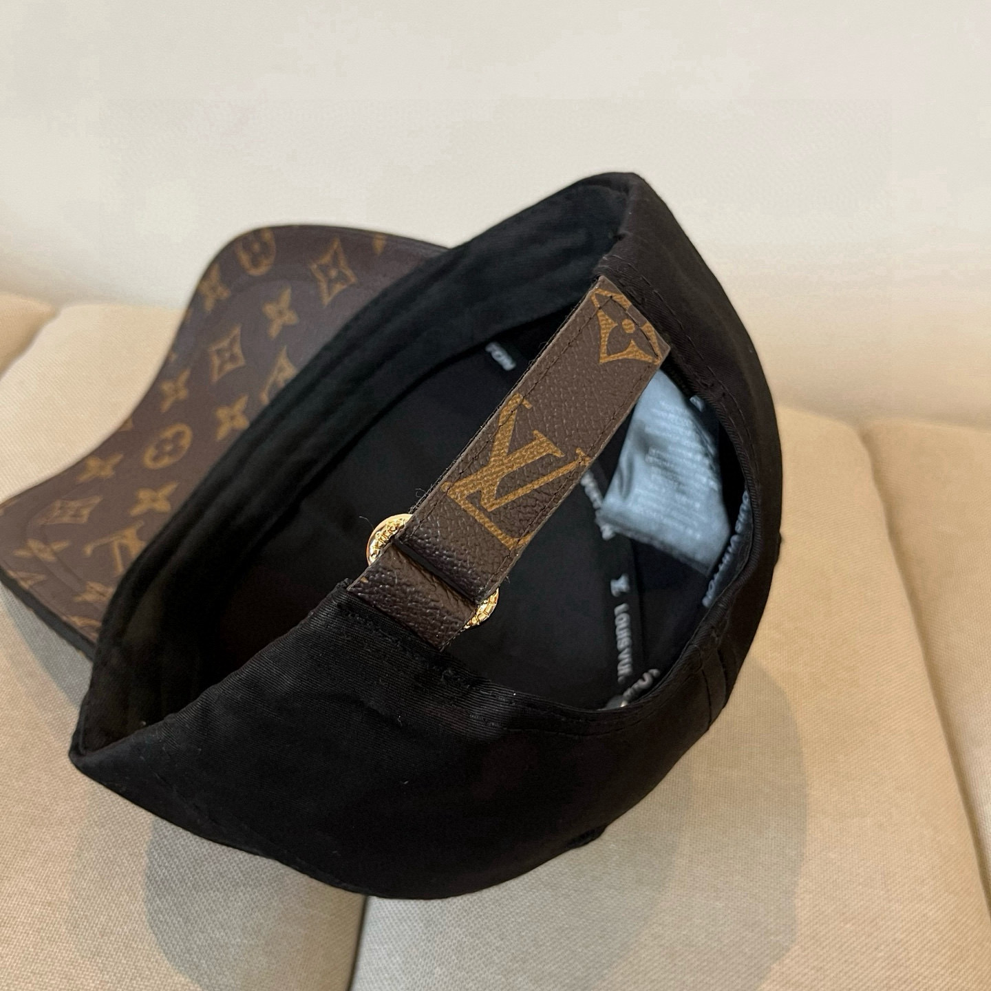 🧢路易威登棒球帽 LouisVuitton😍新款LV棒球帽，重工打造♥️高端大气，百搭款🤗男女通用！跑量