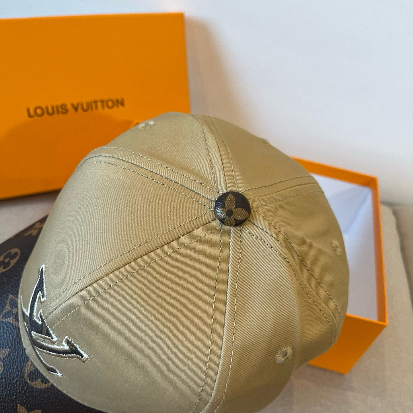 🧢路易威登棒球帽 LouisVuitton😍新款LV棒球帽，重工打造♥️高端大气，百搭款🤗男女通用！跑量