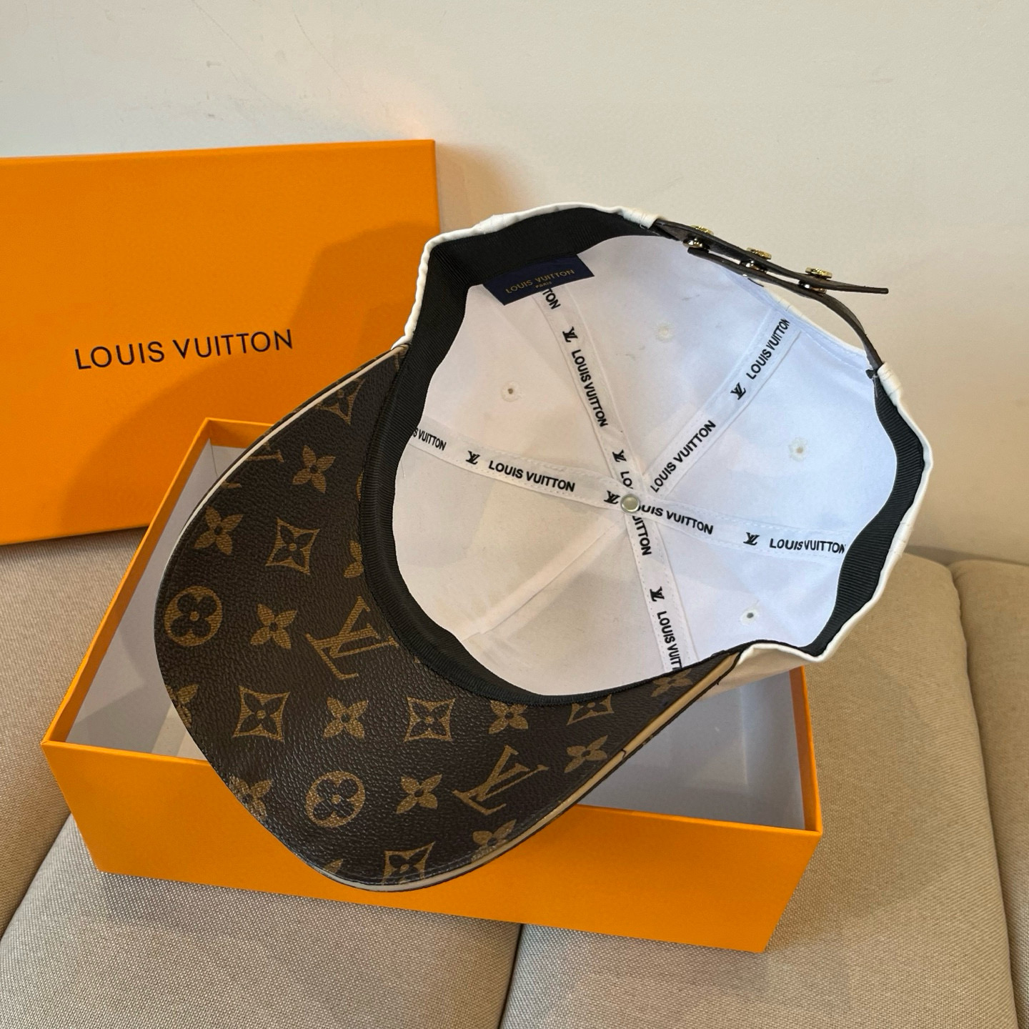 🧢路易威登棒球帽 LouisVuitton😍新款LV棒球帽，重工打造♥️高端大气，百搭款🤗男女通用！跑量
