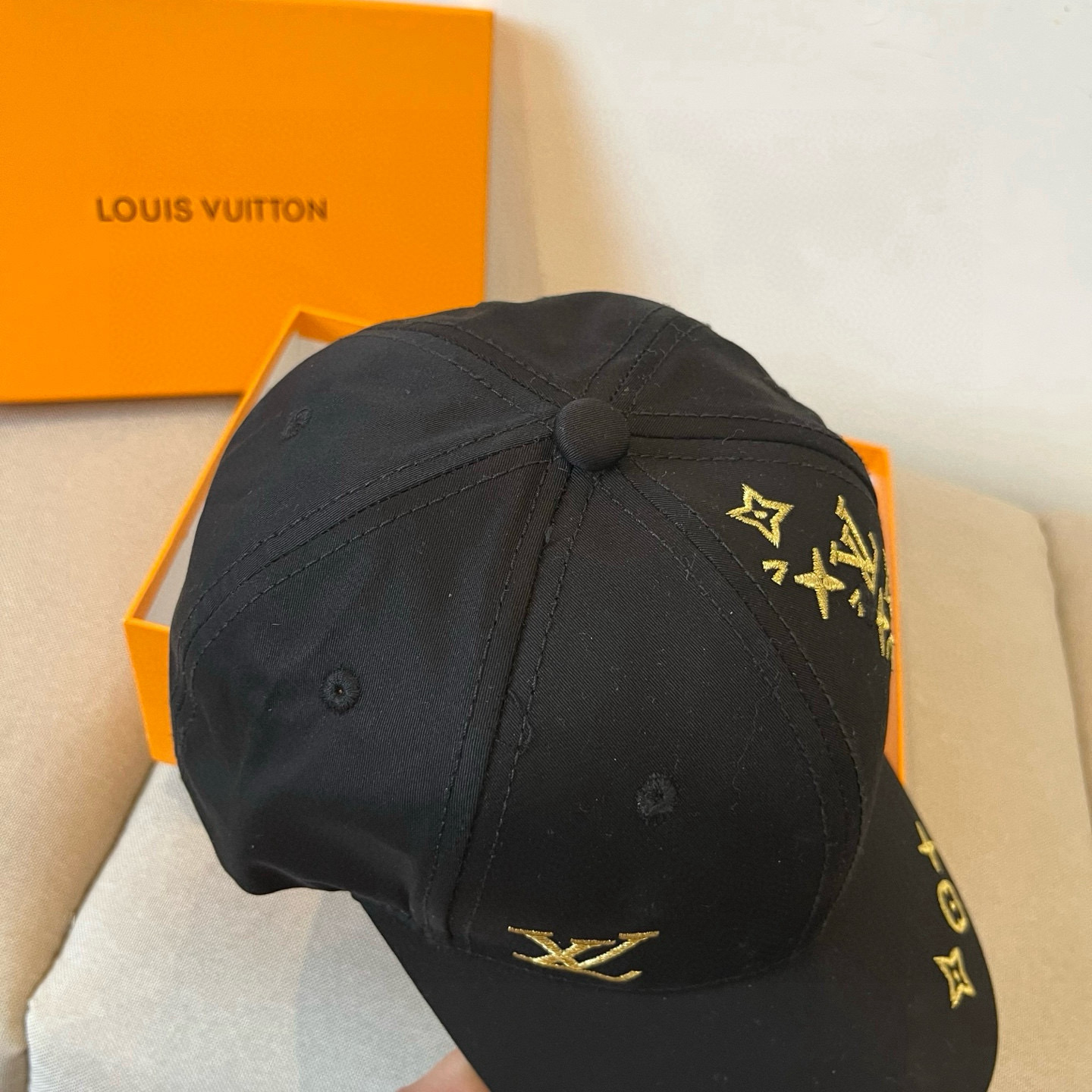🧢路易威登棒球帽 LouisVuitton😍新款LV棒球帽，重工打造♥️高端大气，百搭款🤗男女通用！跑量