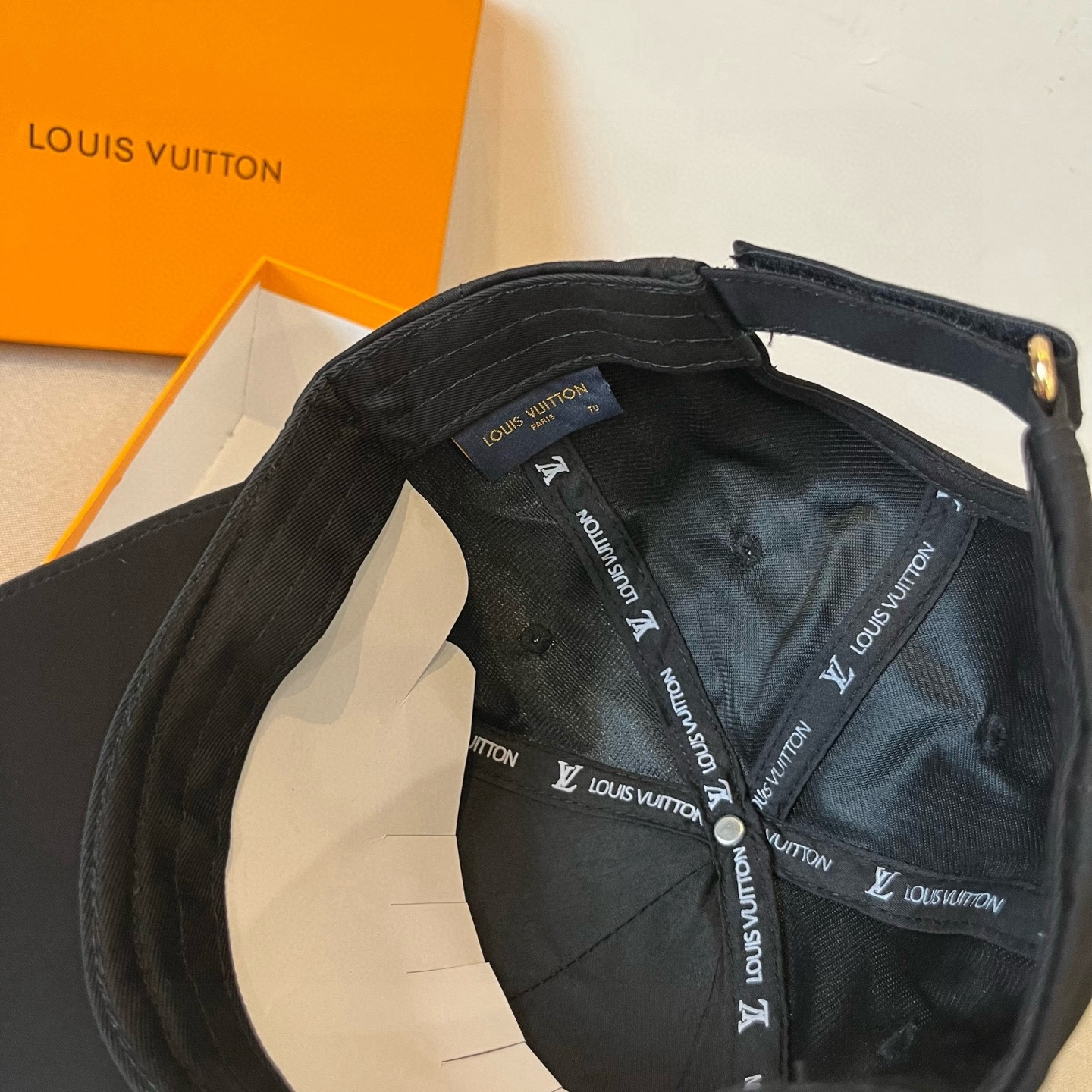 🧢路易威登棒球帽 LouisVuitton😍新款LV棒球帽，重工打造♥️高端大气，百搭款🤗男女通用！跑量