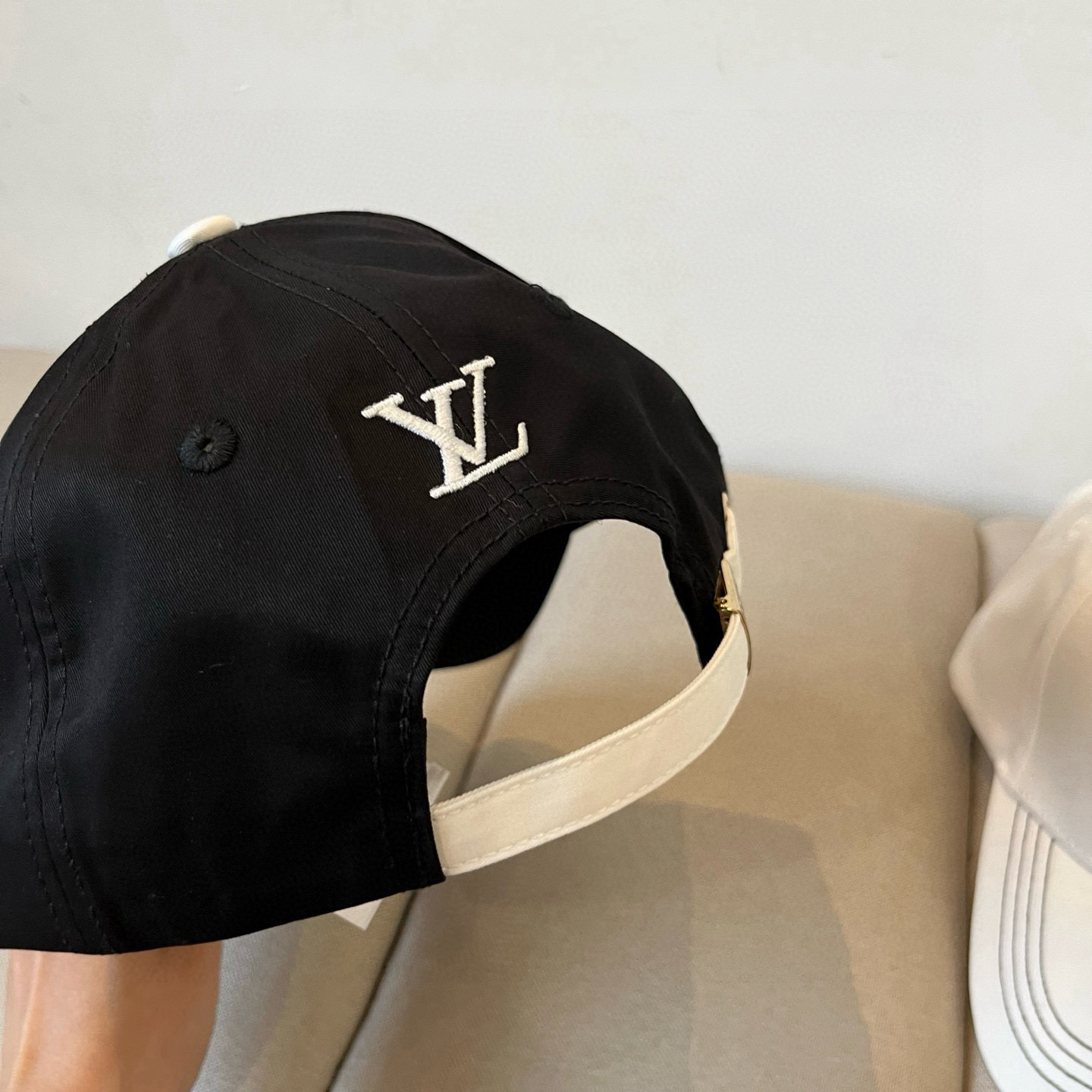 🧢路易威登棒球帽 LouisVuitton😍新款LV棒球帽，重工打造♥️高端大气，百搭款🤗男女通用！跑量
