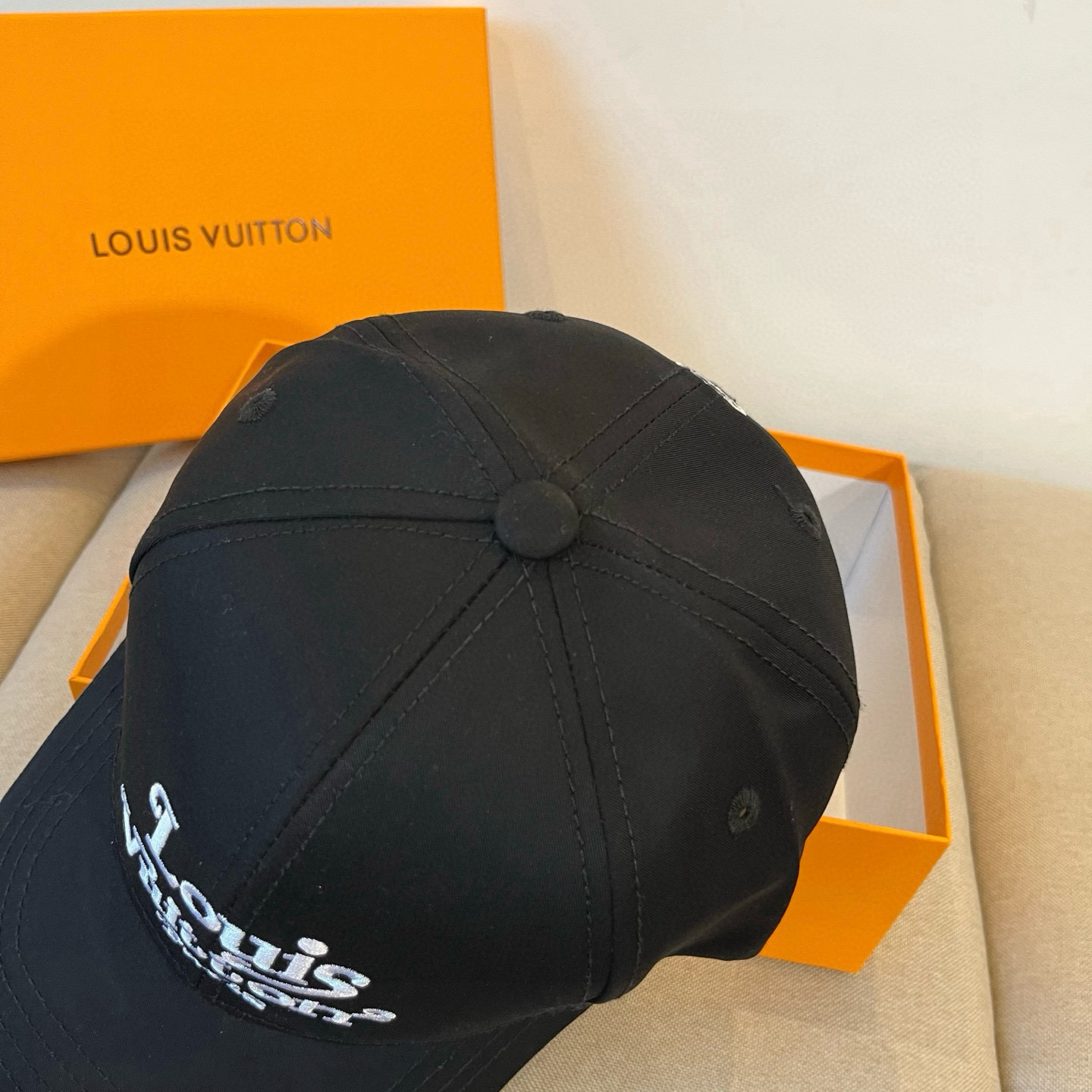 🧢路易威登棒球帽 LouisVuitton😍新款LV棒球帽，重工打造♥️高端大气，百搭款🤗男女通用！跑量