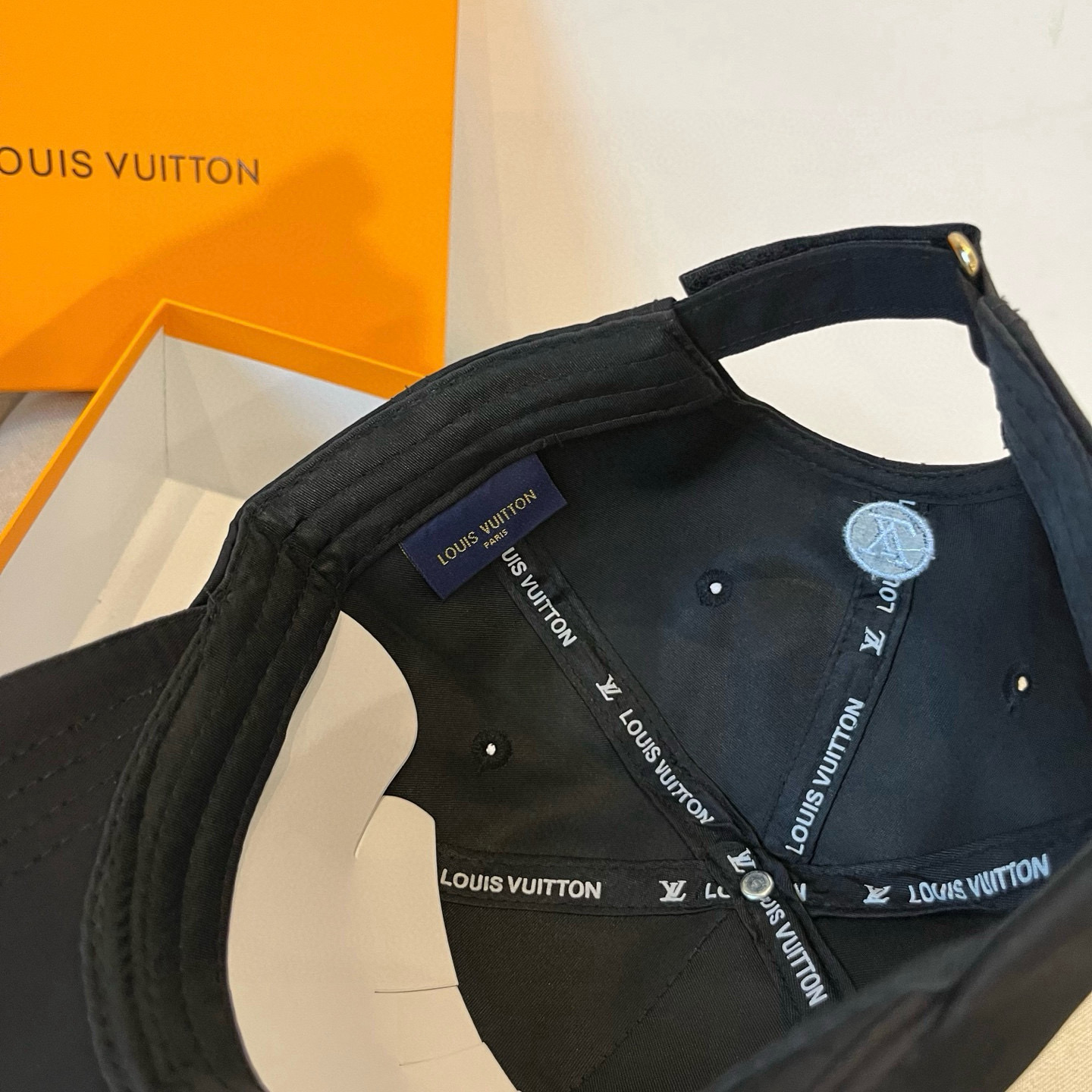 🧢路易威登棒球帽 LouisVuitton😍新款LV棒球帽，重工打造♥️高端大气，百搭款🤗男女通用！跑量