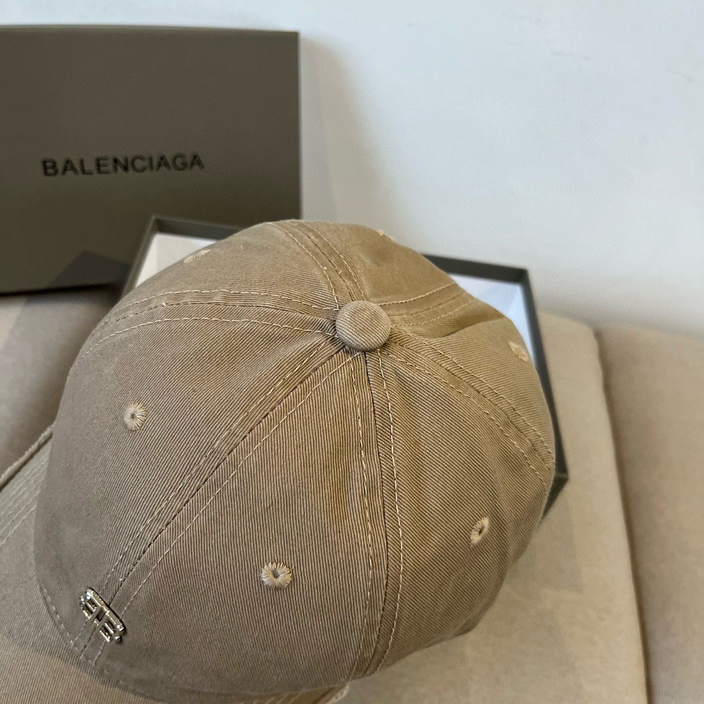  BALENCIAGA巴黎世家新款logo棒球帽，很酷的色系，男女佩戴都有不同style，第一批抢先出货