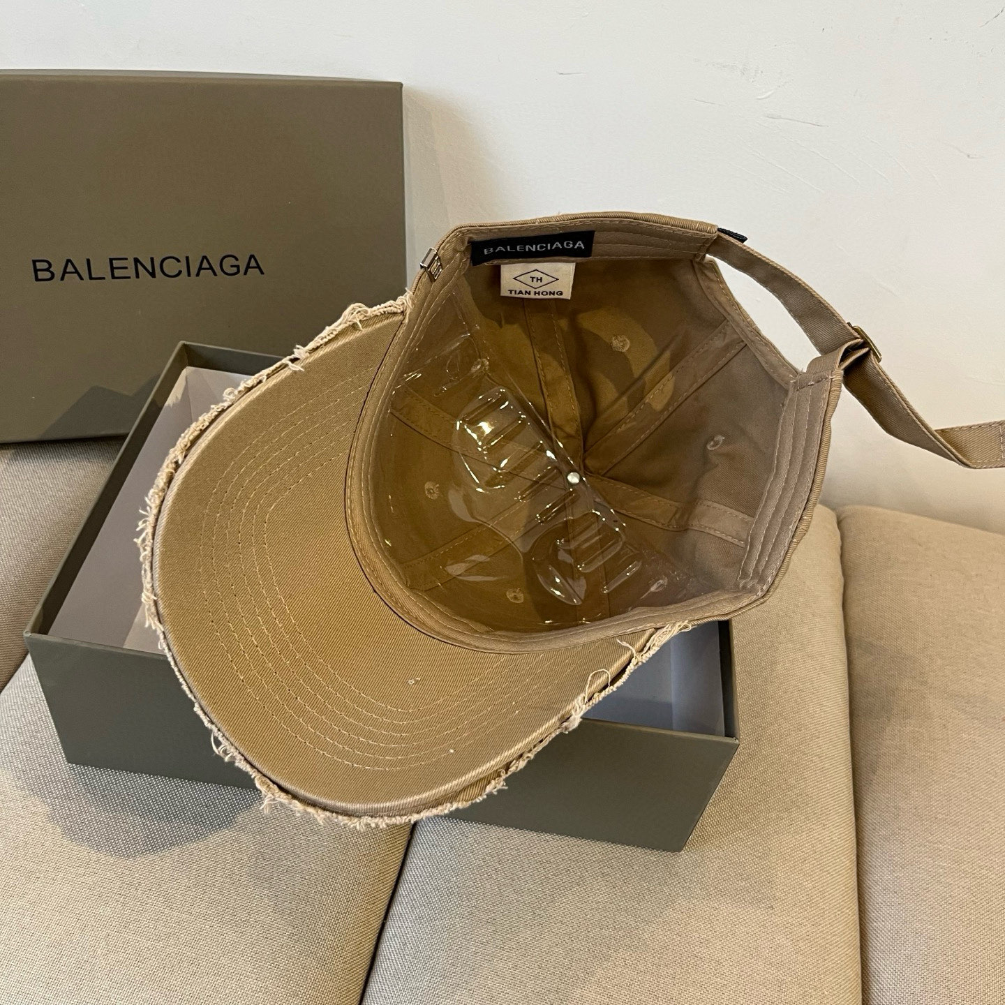  BALENCIAGA巴黎世家新款logo棒球帽，很酷的色系，男女佩戴都有不同style，第一批抢先出货