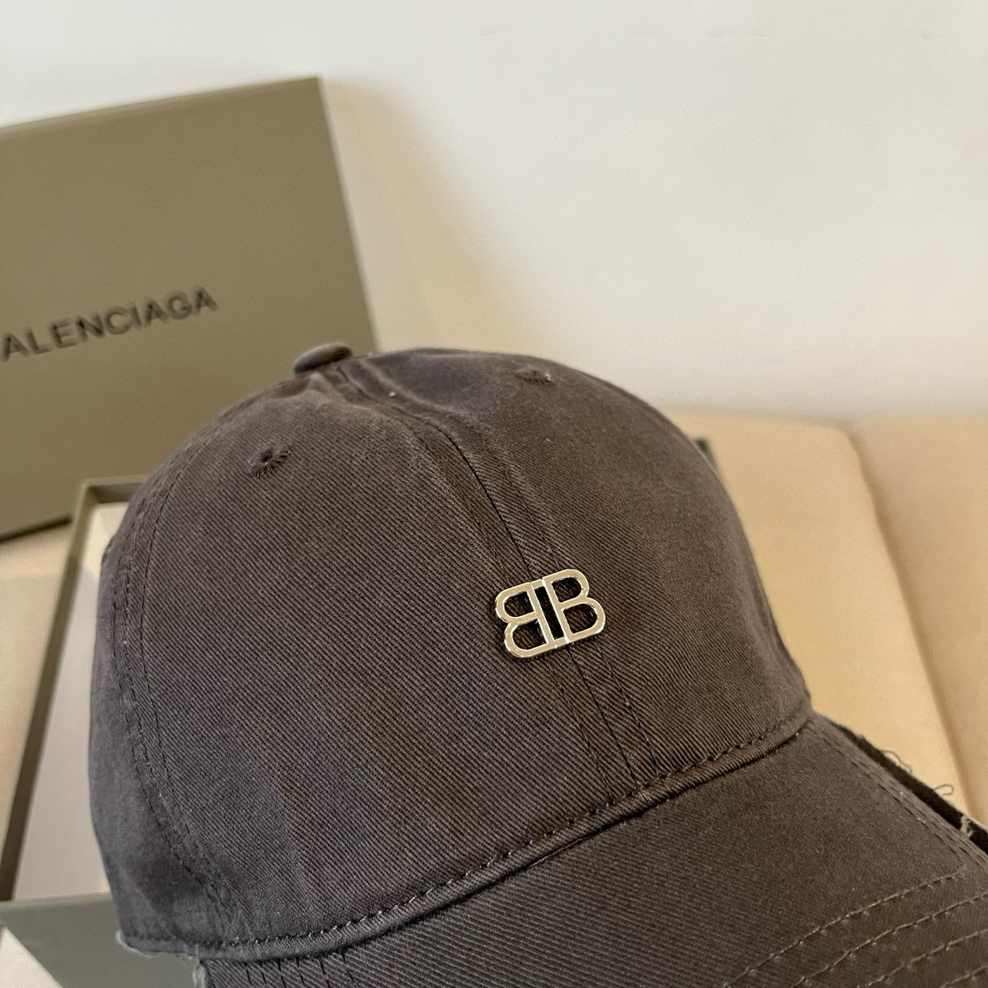  BALENCIAGA巴黎世家新款logo棒球帽，很酷的色系，男女佩戴都有不同style，第一批抢先出货
