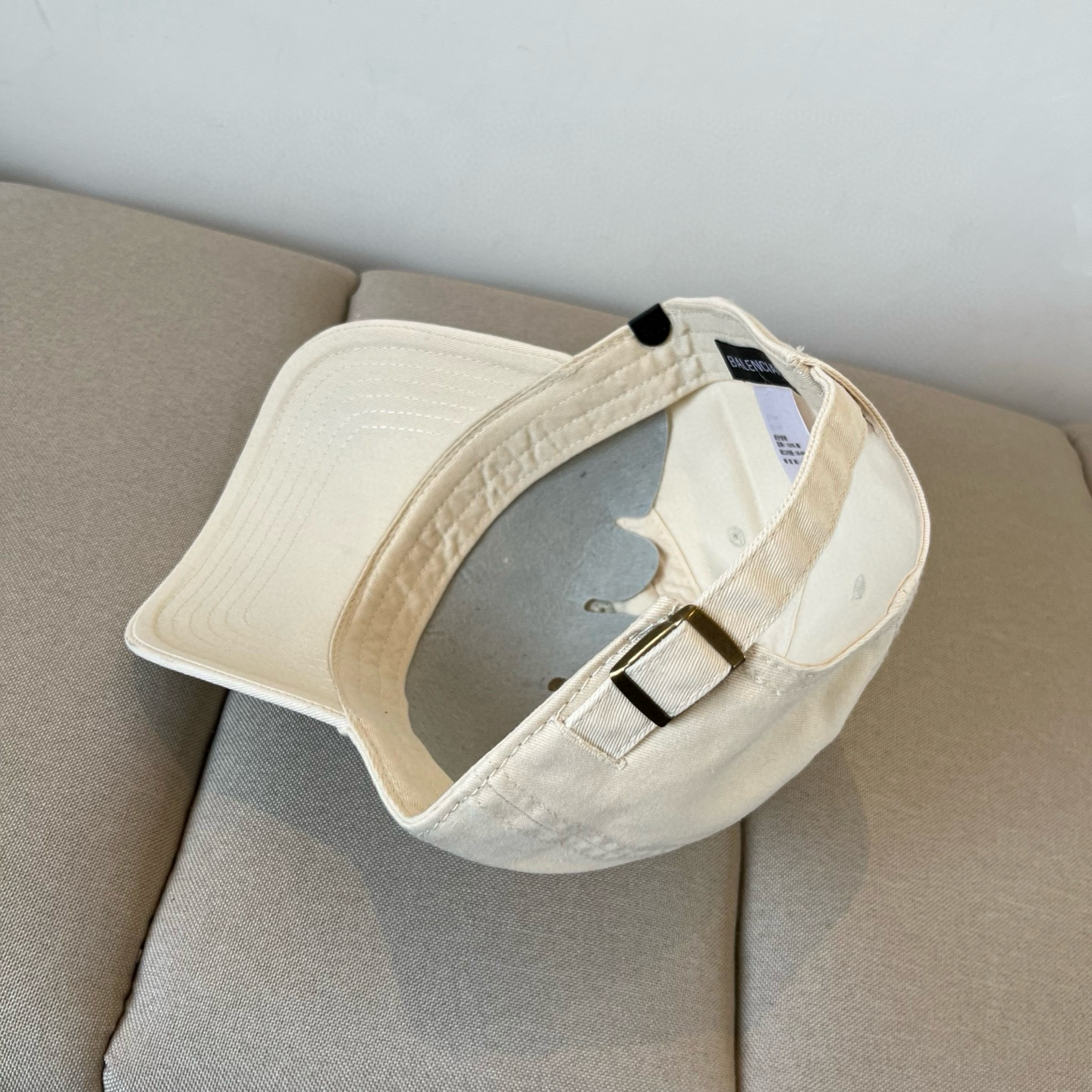  BALENCIAGA巴黎世家新款logo棒球帽，很酷的色系，男女佩戴都有不同style，第一批抢先出货