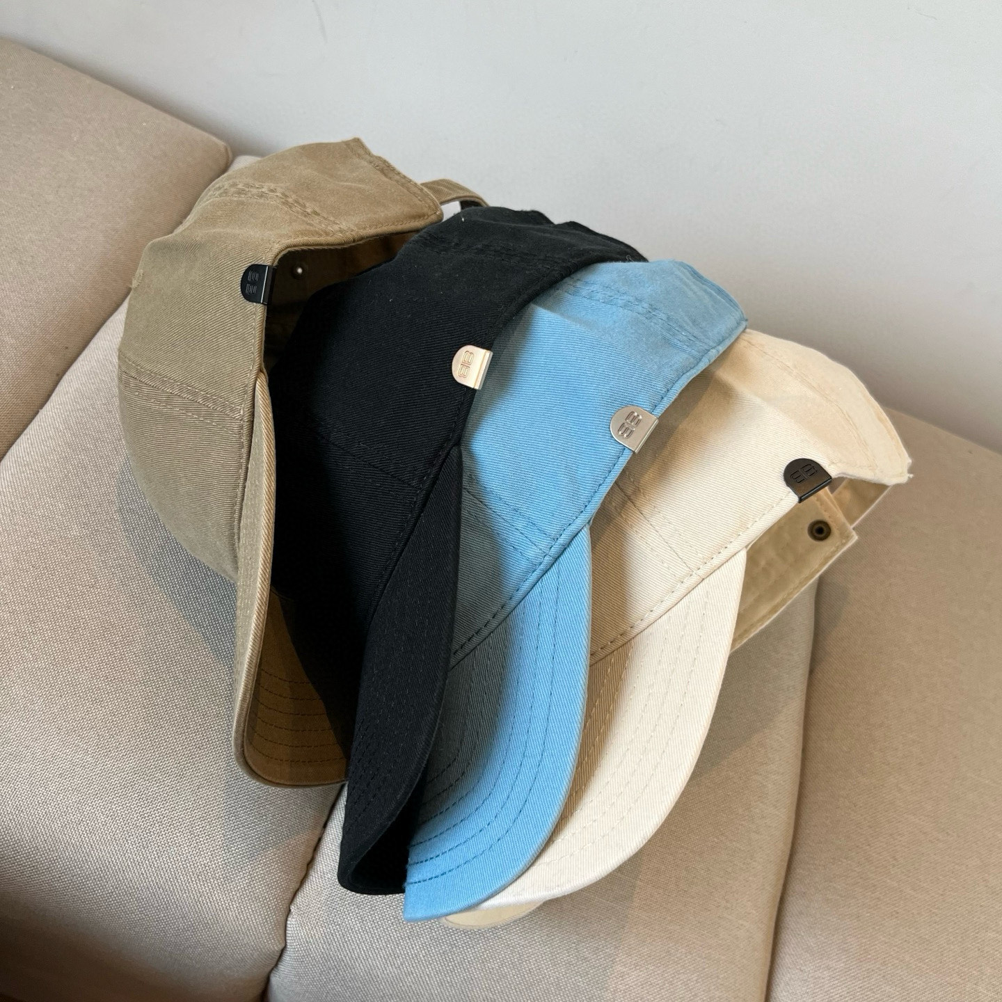  BALENCIAGA巴黎世家新款logo棒球帽，很酷的色系，男女佩戴都有不同style，第一批抢先出货