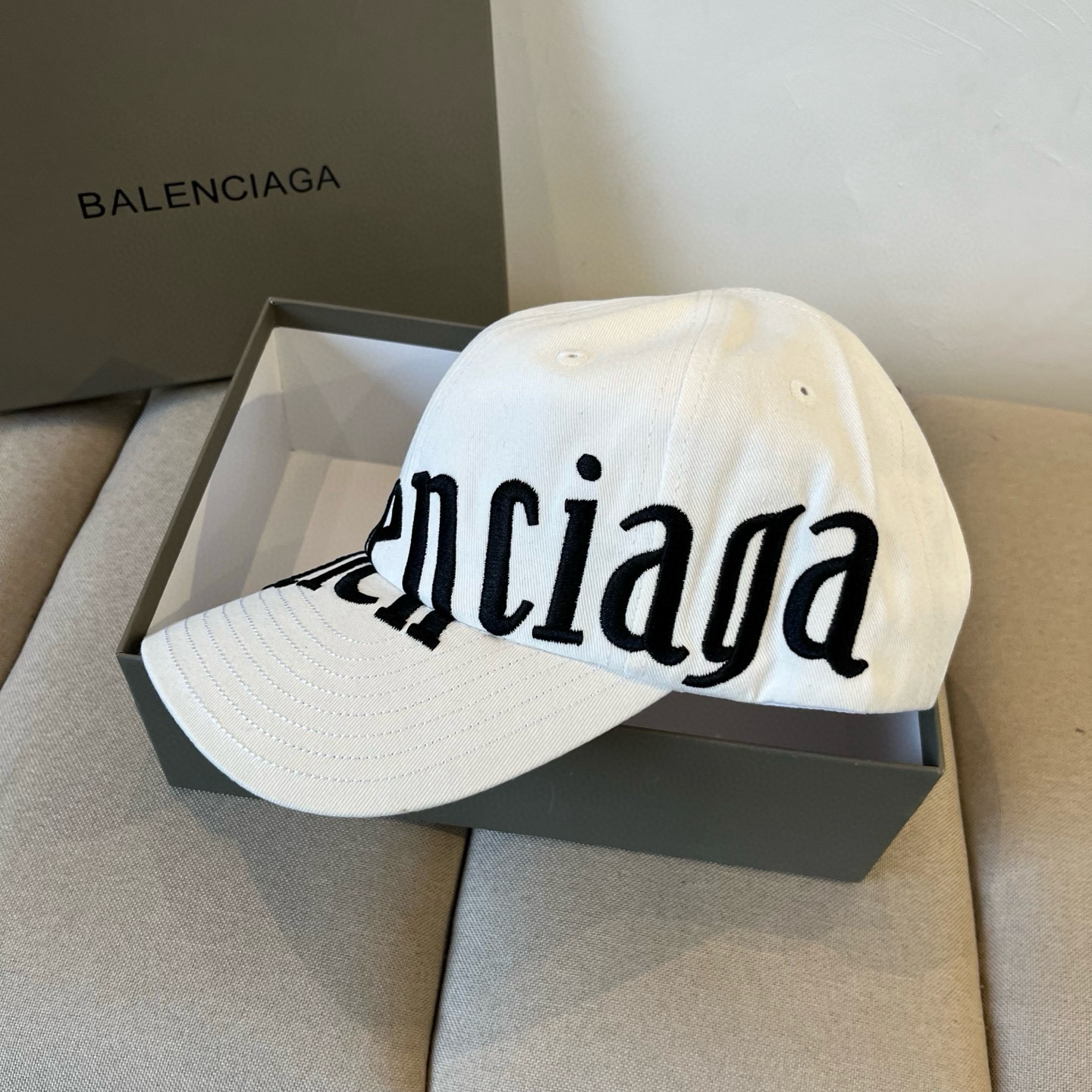  BALENCIAGA巴黎世家新款logo棒球帽，很酷的色系，男女佩戴都有不同style，第一批抢先出货