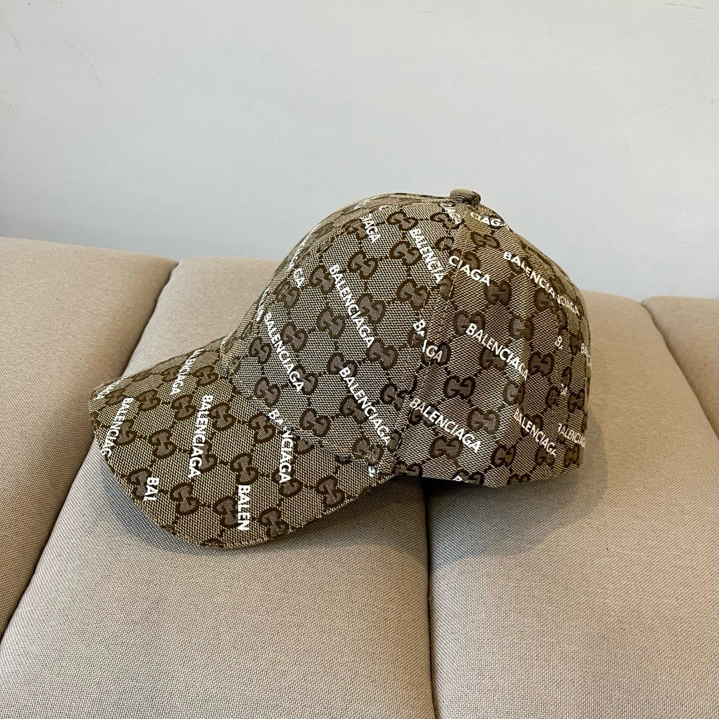  BALENCIAGA巴黎世家新款logo棒球帽，很酷的色系，男女佩戴都有不同style，第一批抢先出货