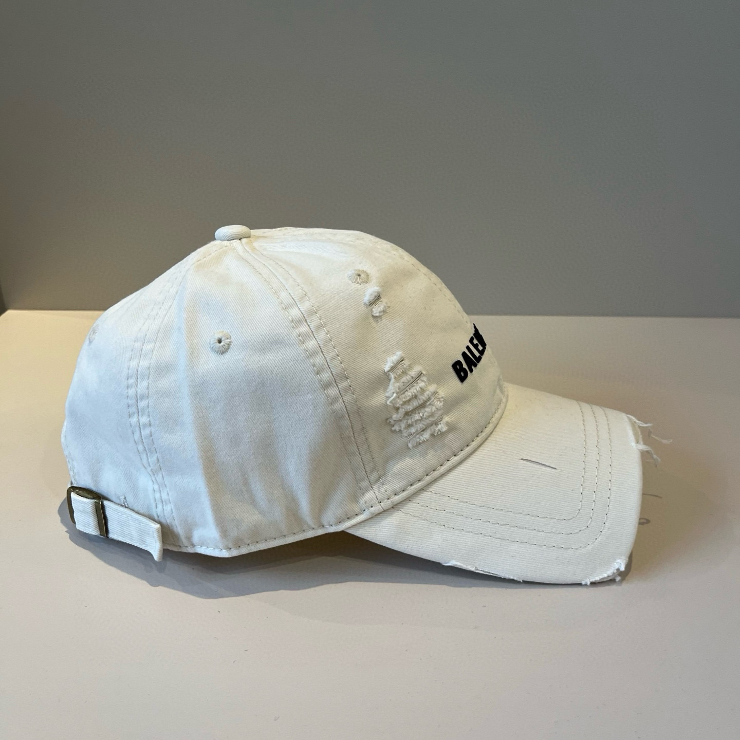  BALENCIAGA巴黎世家新款logo棒球帽，很酷的色系，男女佩戴都有不同style，第一批抢先出货