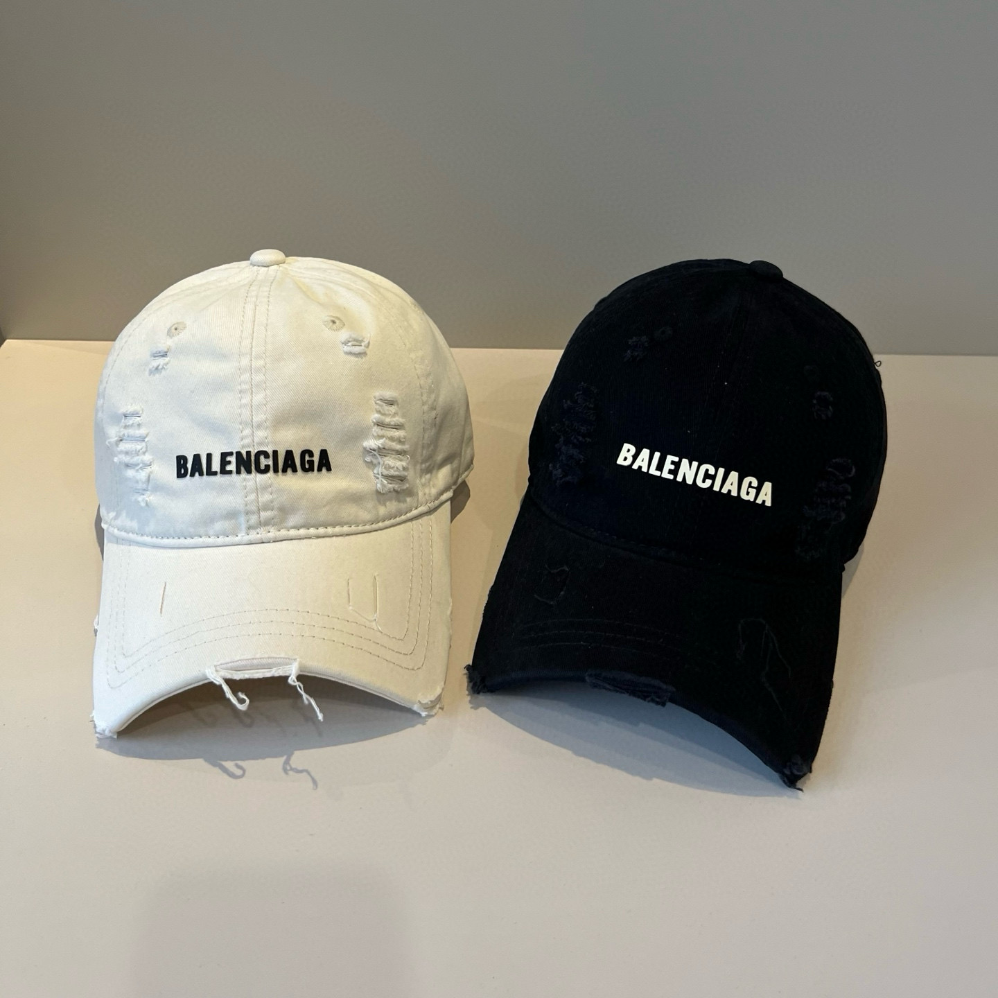  BALENCIAGA巴黎世家新款logo棒球帽，很酷的色系，男女佩戴都有不同style，第一批抢先出货
