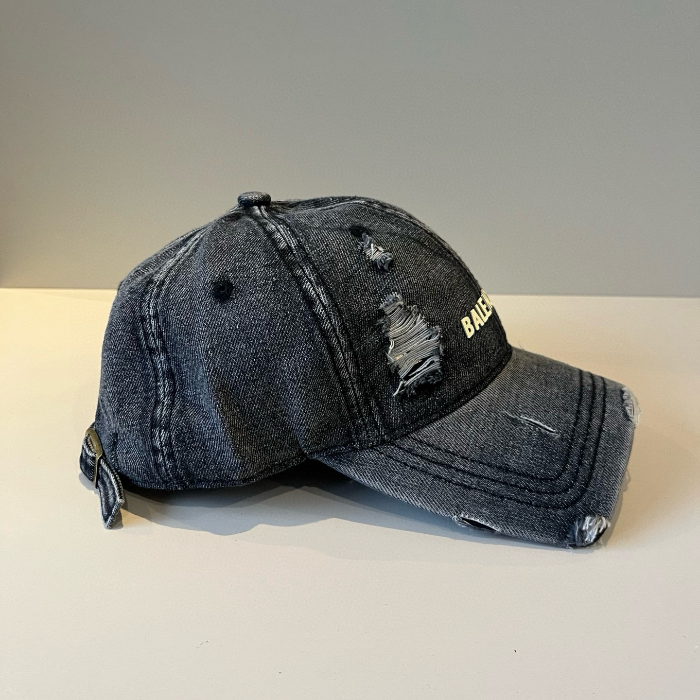  BALENCIAGA巴黎世家新款logo棒球帽，很酷的色系，男女佩戴都有不同style，第一批抢先出货