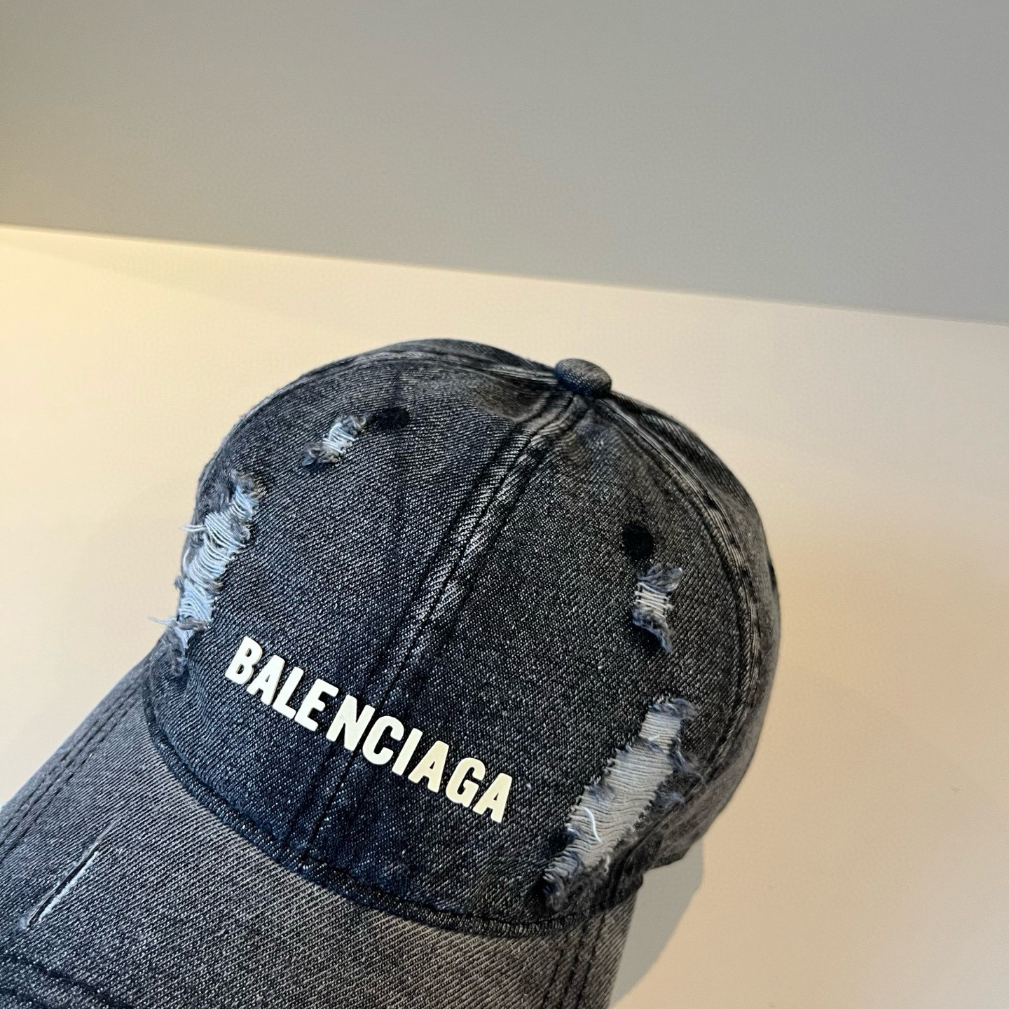  BALENCIAGA巴黎世家新款logo棒球帽，很酷的色系，男女佩戴都有不同style，第一批抢先出货