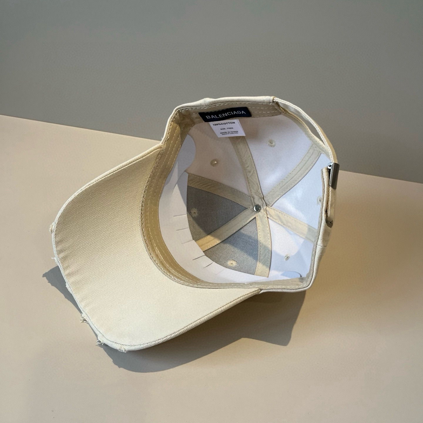  BALENCIAGA巴黎世家新款logo棒球帽，很酷的色系，男女佩戴都有不同style，第一批抢先出货