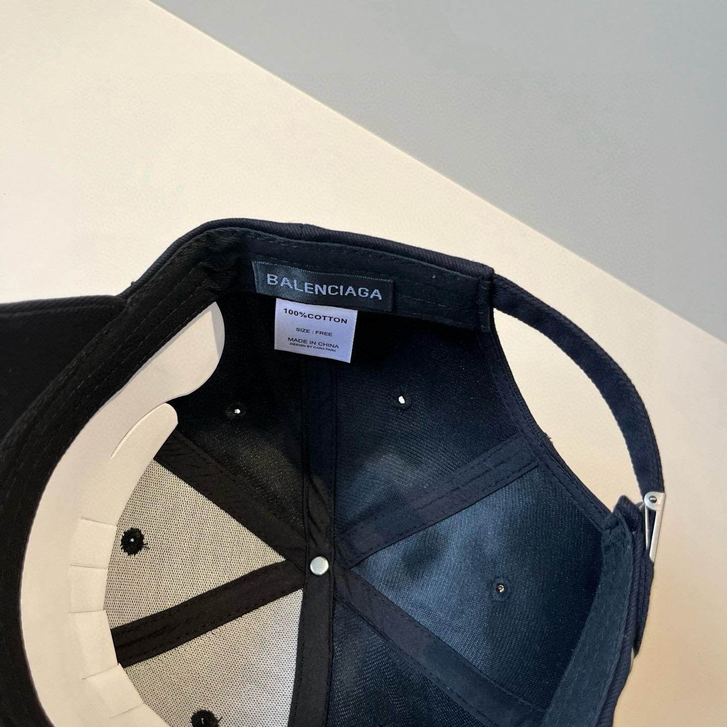  BALENCIAGA巴黎世家新款logo棒球帽，很酷的色系，男女佩戴都有不同style，第一批抢先出货